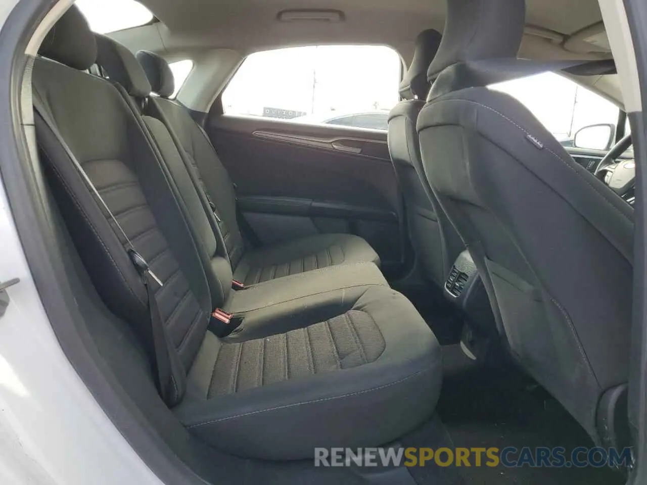 10 Photograph of a damaged car 3FA6P0LUXKR272150 FORD FUSION 2019