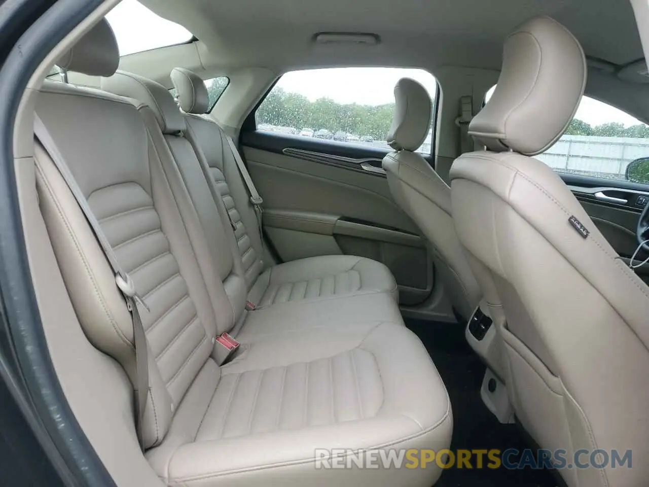 10 Photograph of a damaged car 3FA6P0MU1KR136682 FORD FUSION 2019