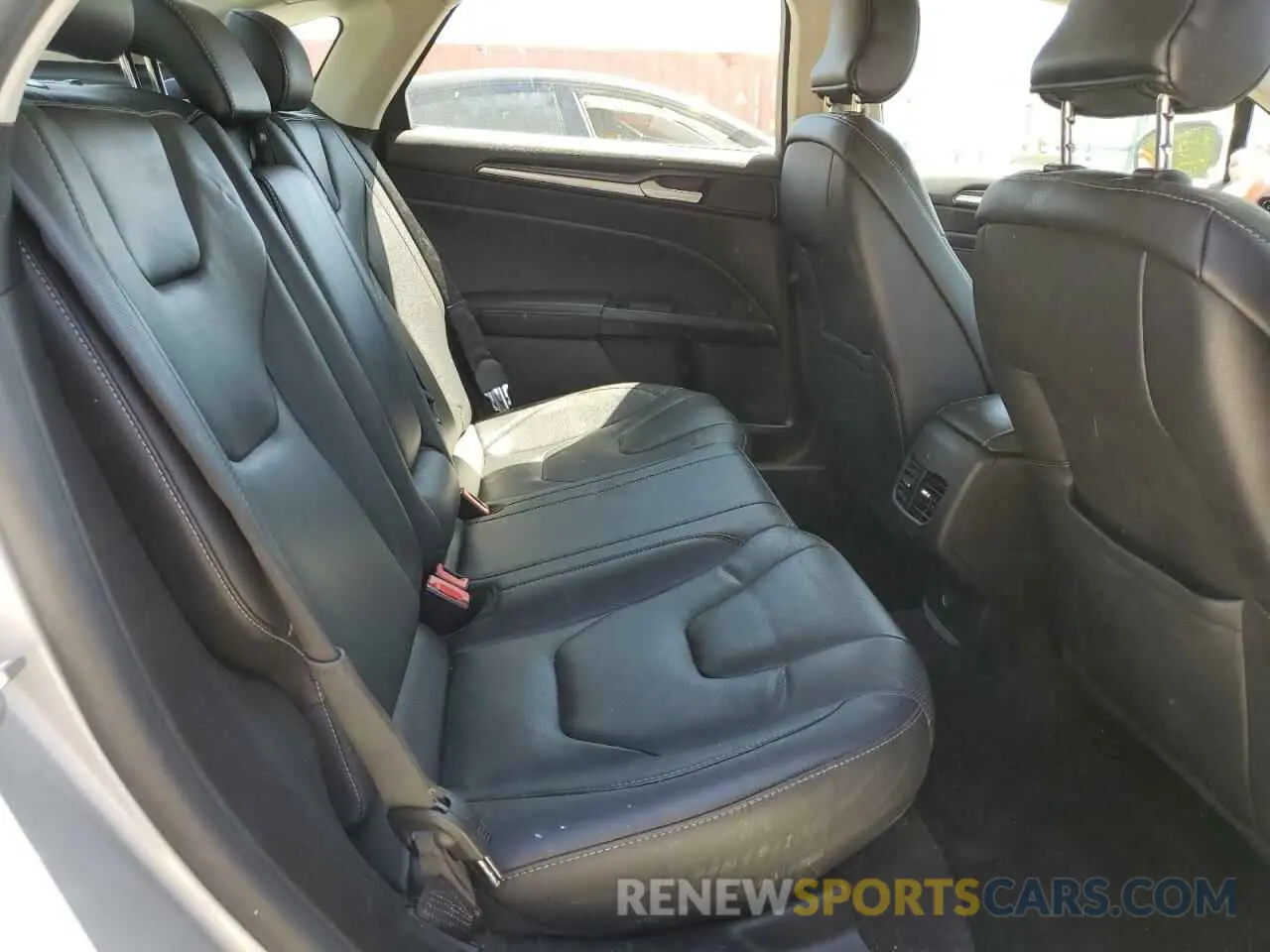 10 Photograph of a damaged car 3FA6P0RU3KR118631 FORD FUSION 2019