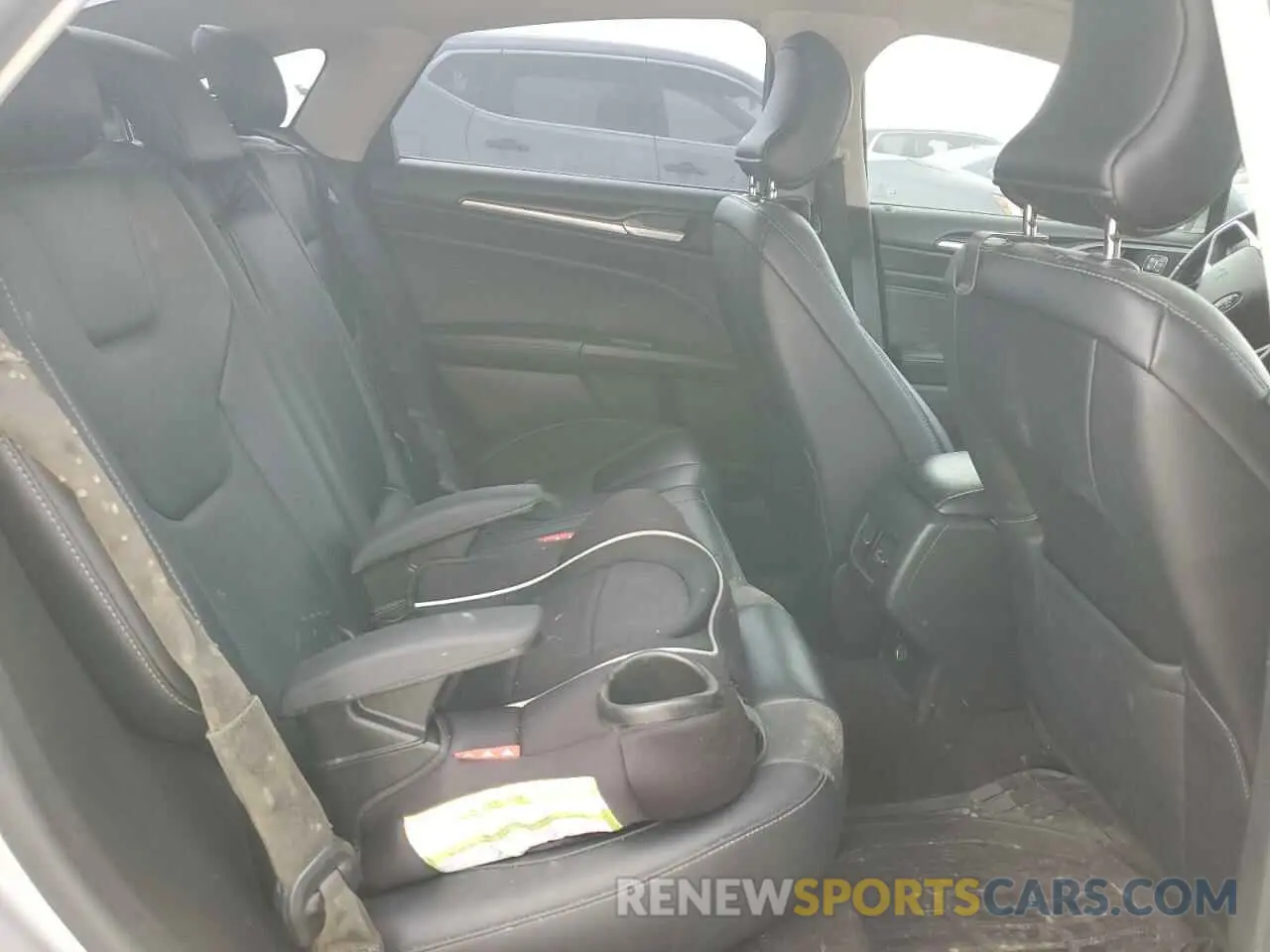 10 Photograph of a damaged car 3FA6P0RU8KR156243 FORD FUSION 2019