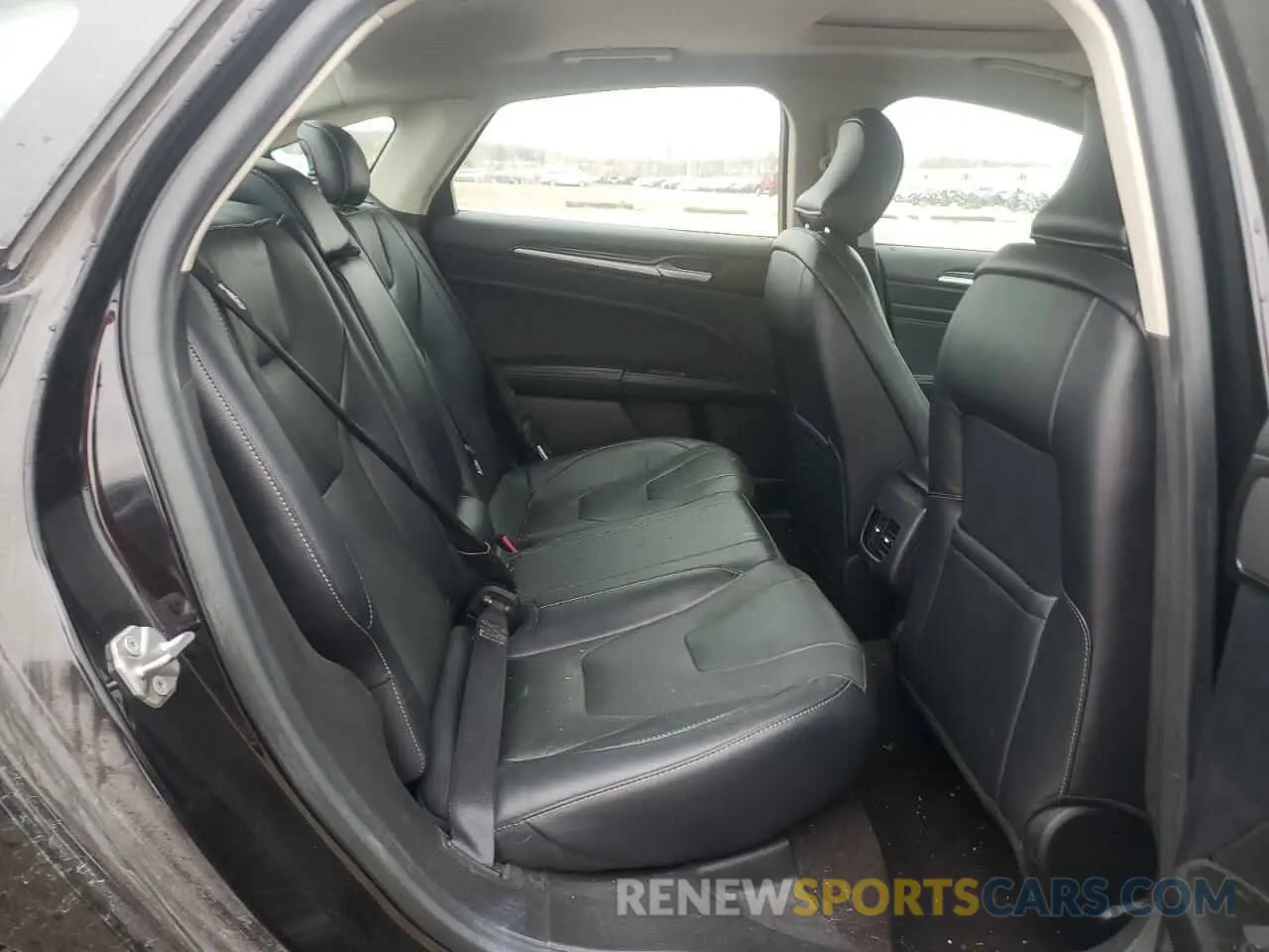 10 Photograph of a damaged car 3FA6P0SU1KR174285 FORD FUSION 2019