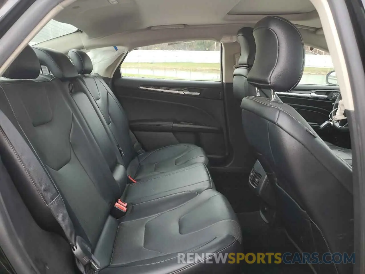 10 Photograph of a damaged car 3FA6P0SU2KR245381 FORD FUSION 2019