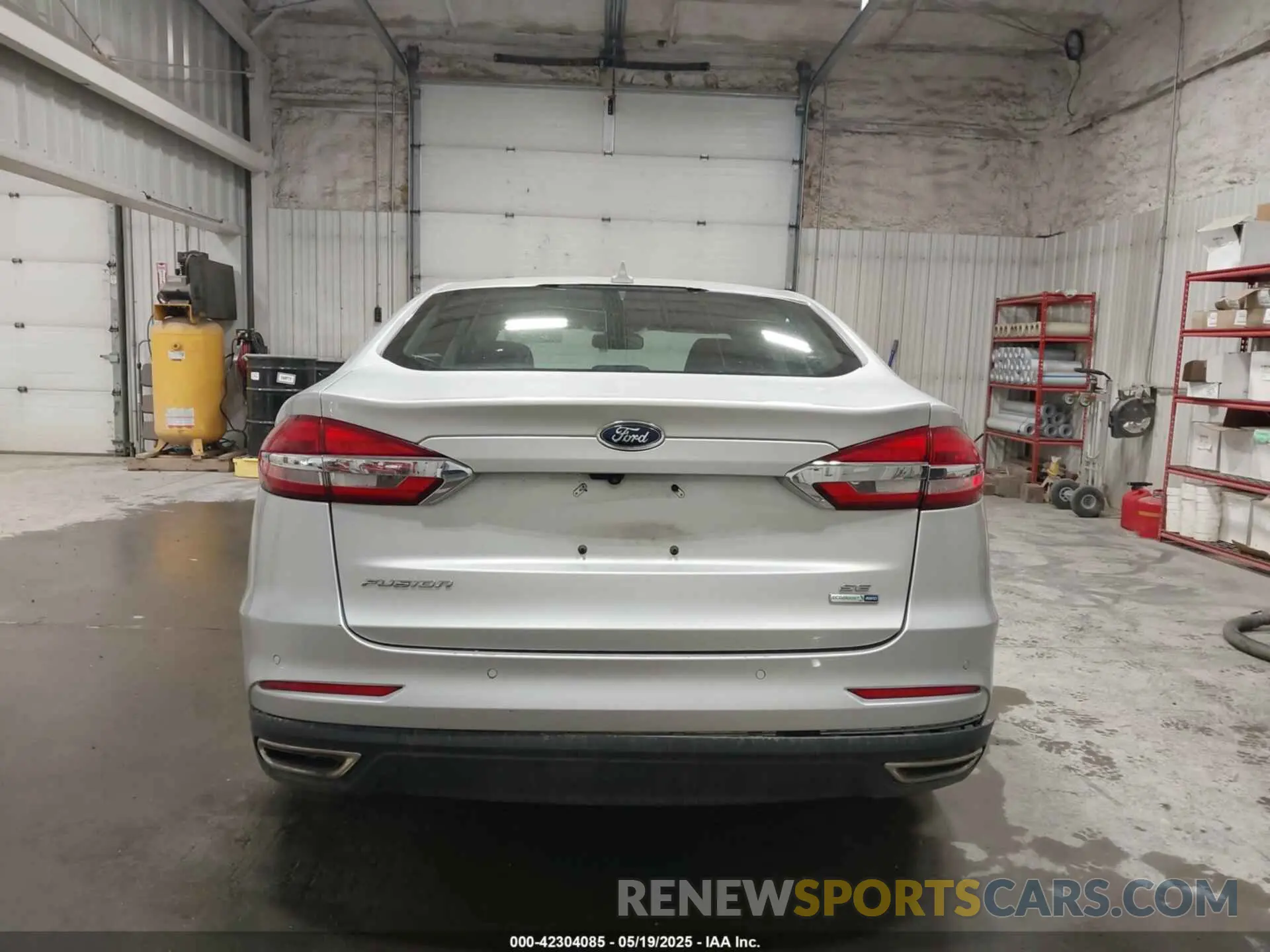 17 Photograph of a damaged car 3FA6P0T92KR261140 FORD FUSION 2019