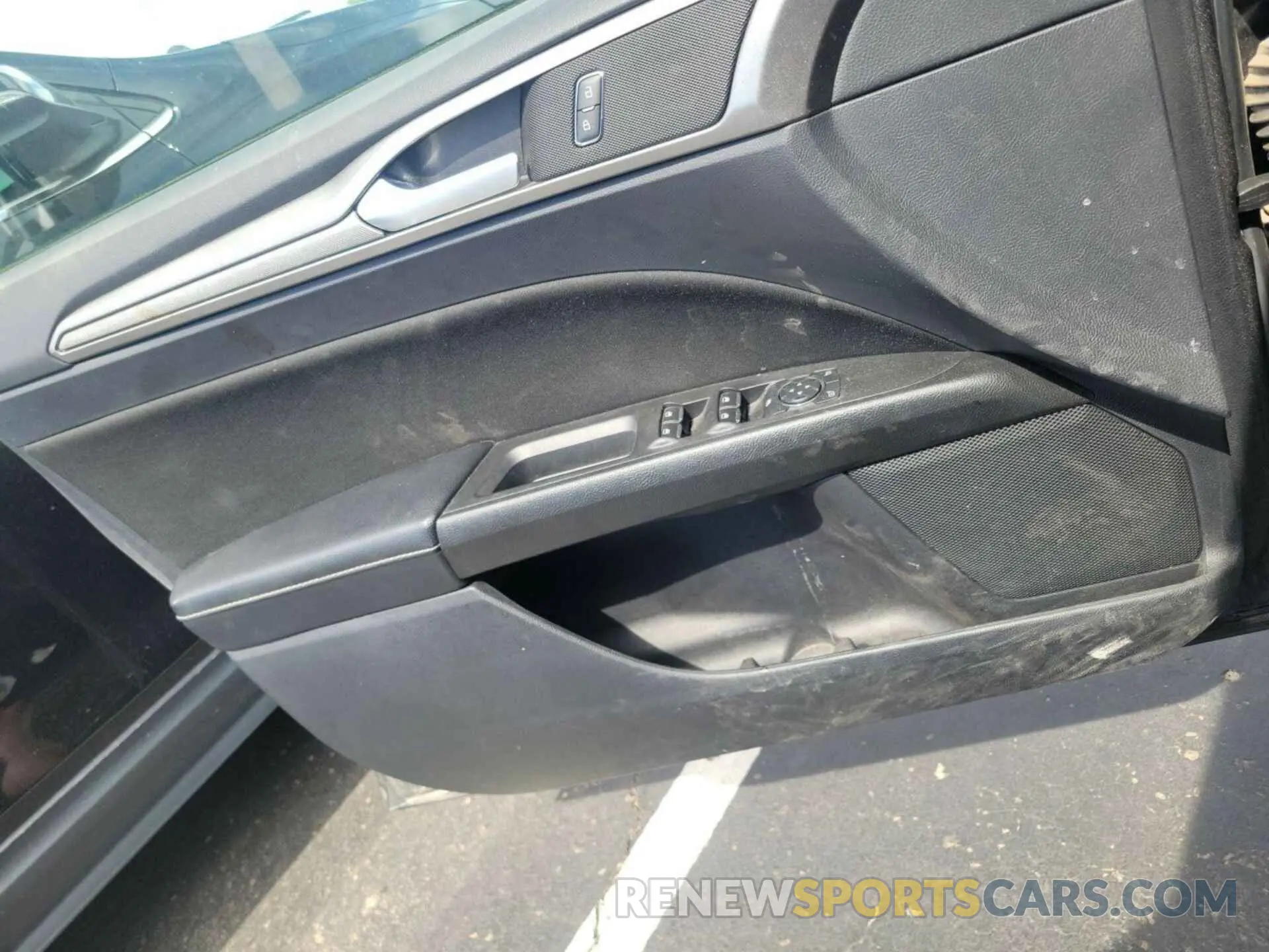 27 Photograph of a damaged car 3FA6P0T93KR243472 FORD FUSION 2019