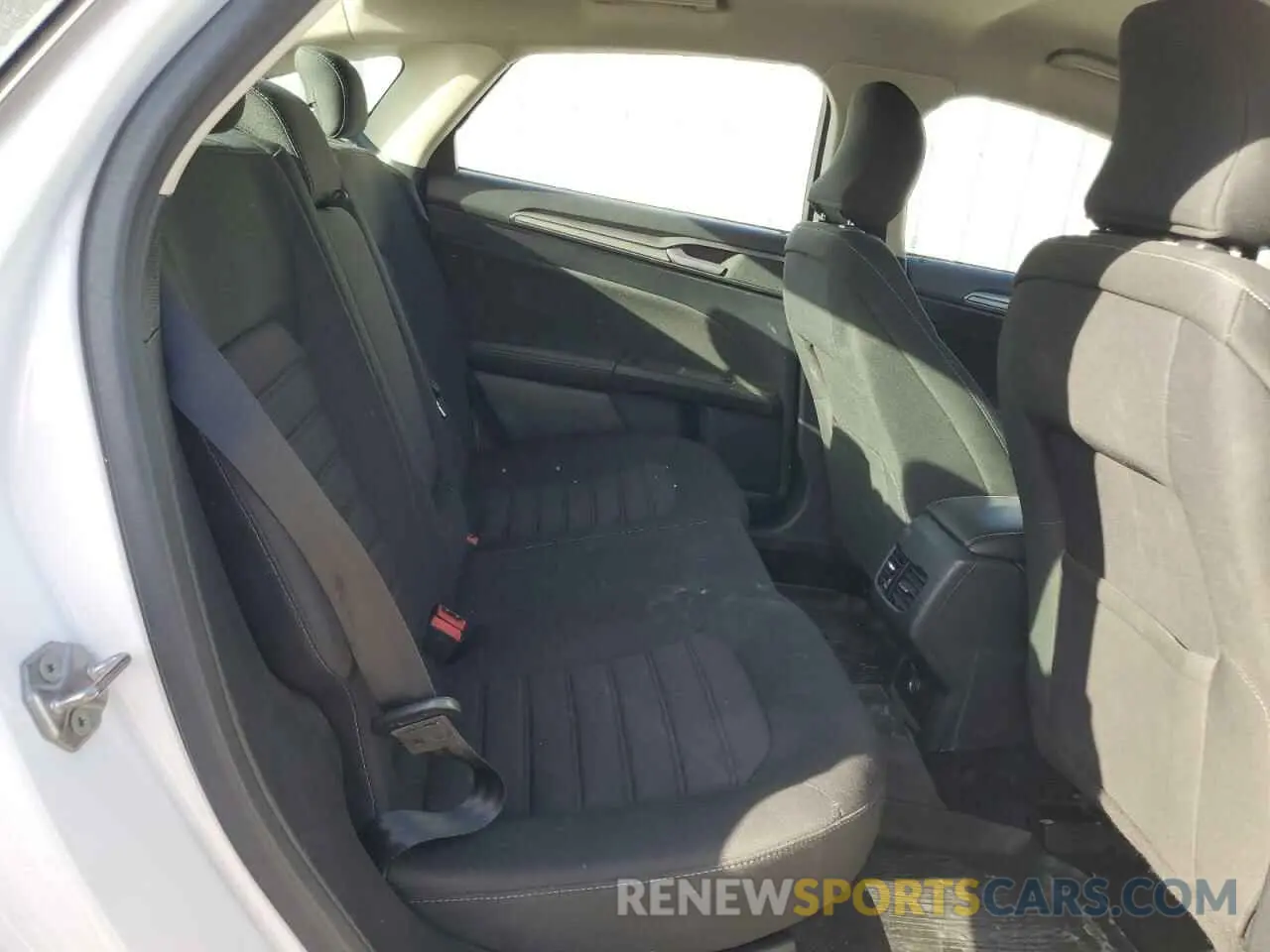 10 Photograph of a damaged car 3FA6P0T93KR283759 FORD FUSION 2019