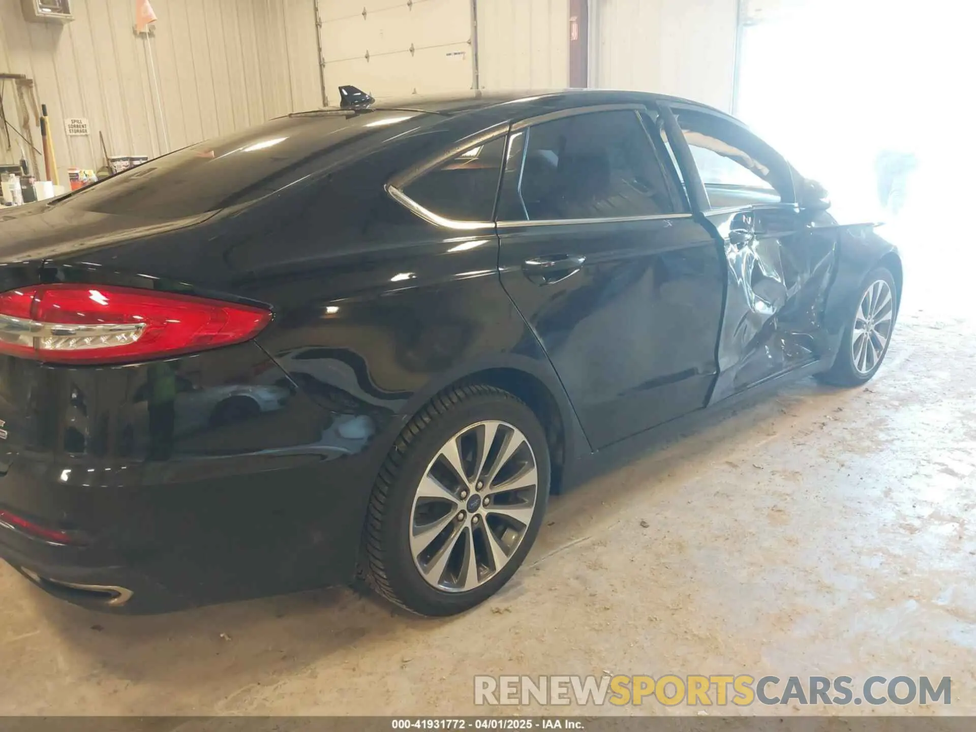 18 Photograph of a damaged car 3FA6P0T9XKR259670 FORD FUSION 2019