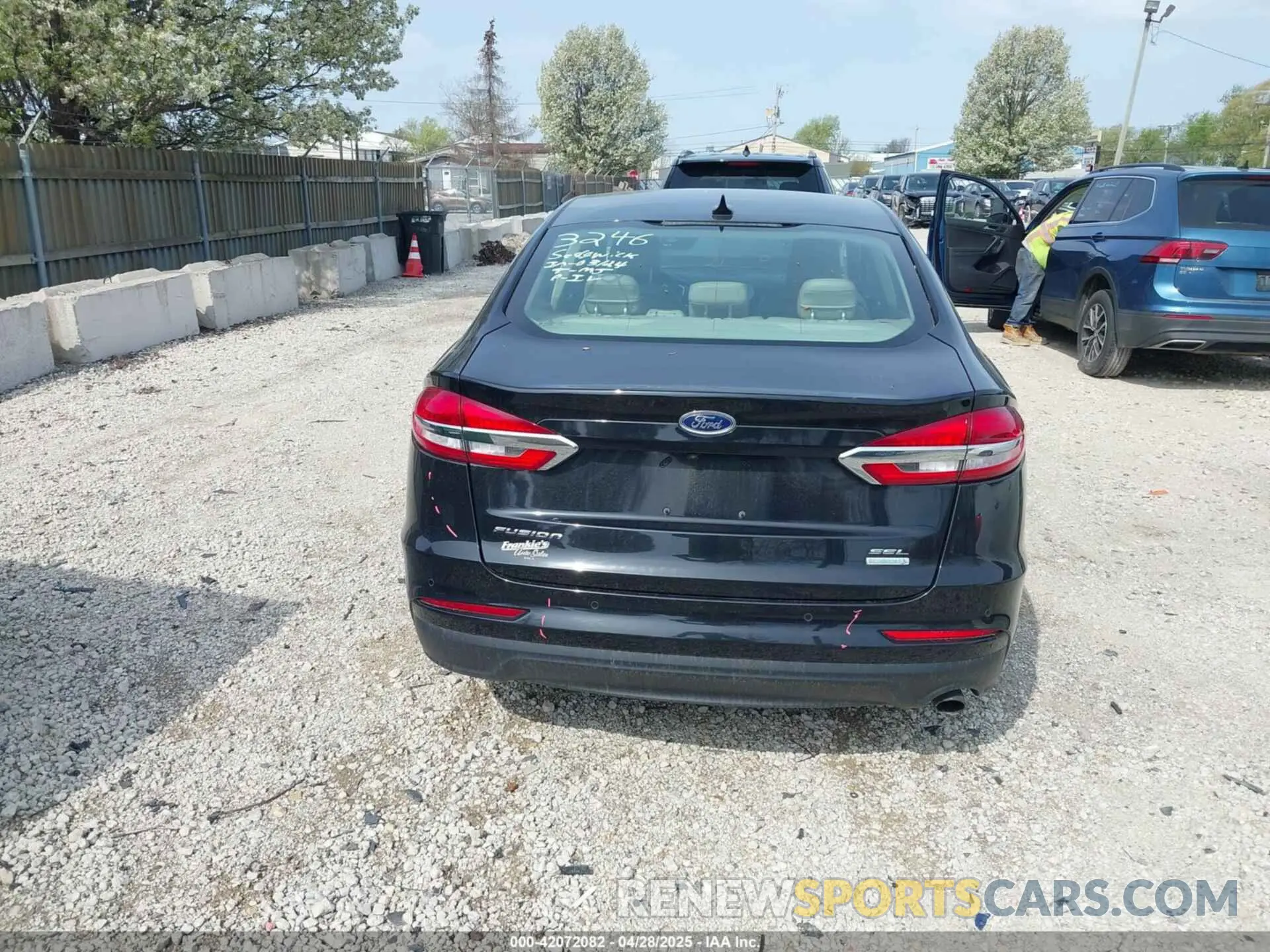 16 Photograph of a damaged car 3FA6P0CD1LR216339 FORD FUSION 2020