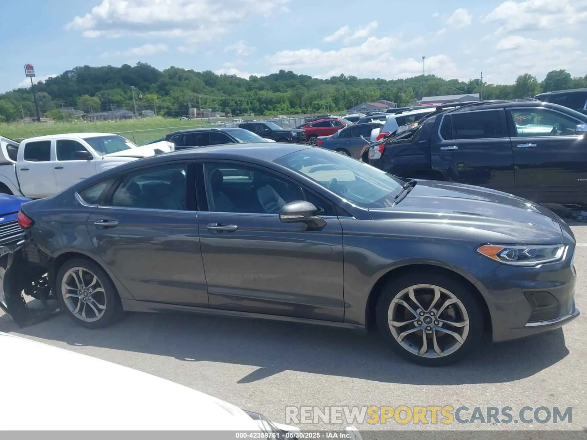 13 Photograph of a damaged car 3FA6P0CD5LR173737 FORD FUSION 2020