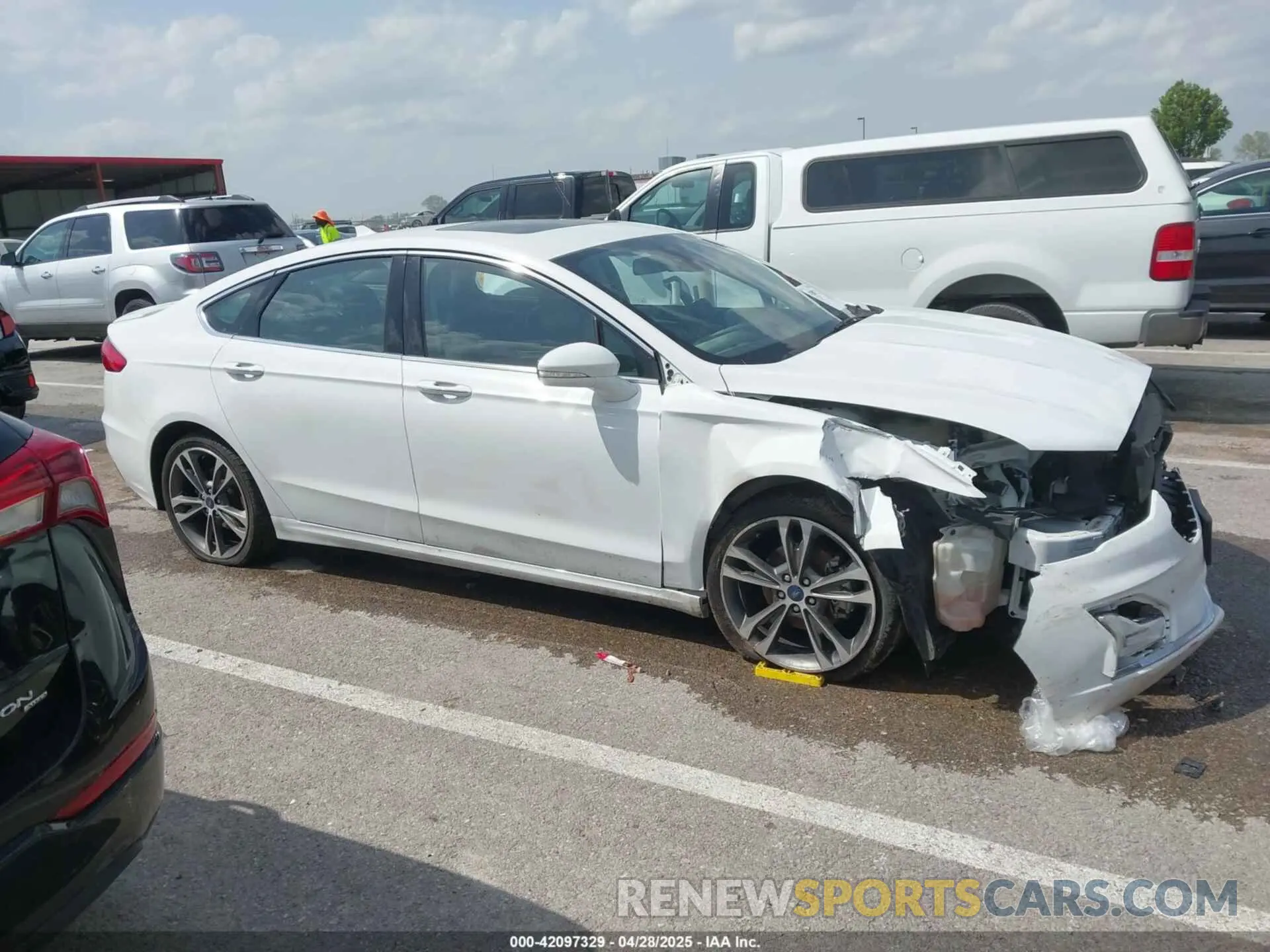 14 Photograph of a damaged car 3FA6P0D99LR192821 FORD FUSION 2020