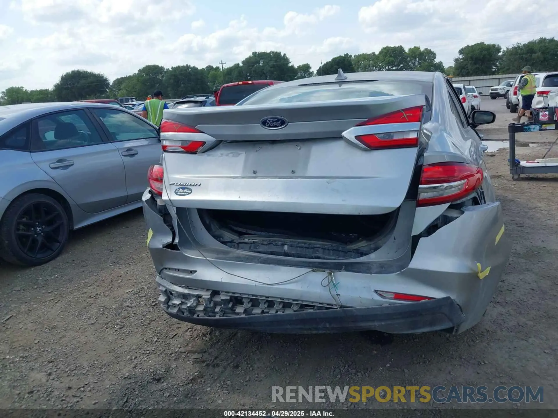 16 Photograph of a damaged car 3FA6P0G77LR228712 FORD FUSION 2020