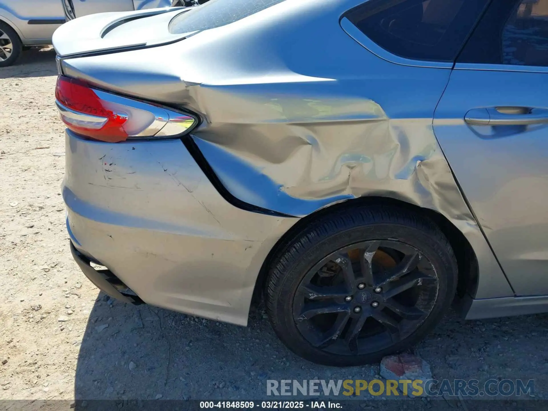 17 Photograph of a damaged car 3FA6P0HD0LR163786 FORD FUSION 2020