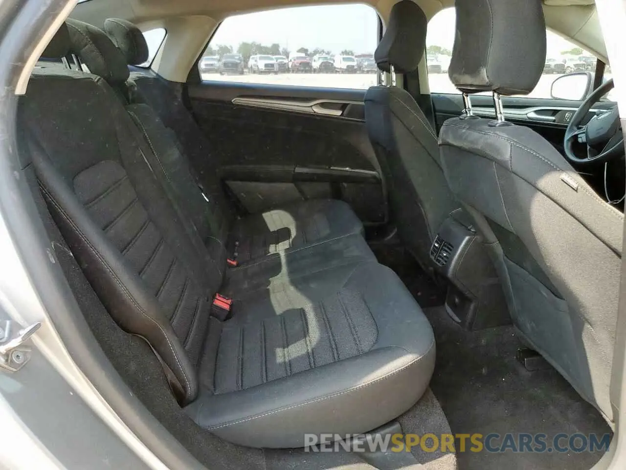 10 Photograph of a damaged car 3FA6P0HD0LR203316 FORD FUSION 2020