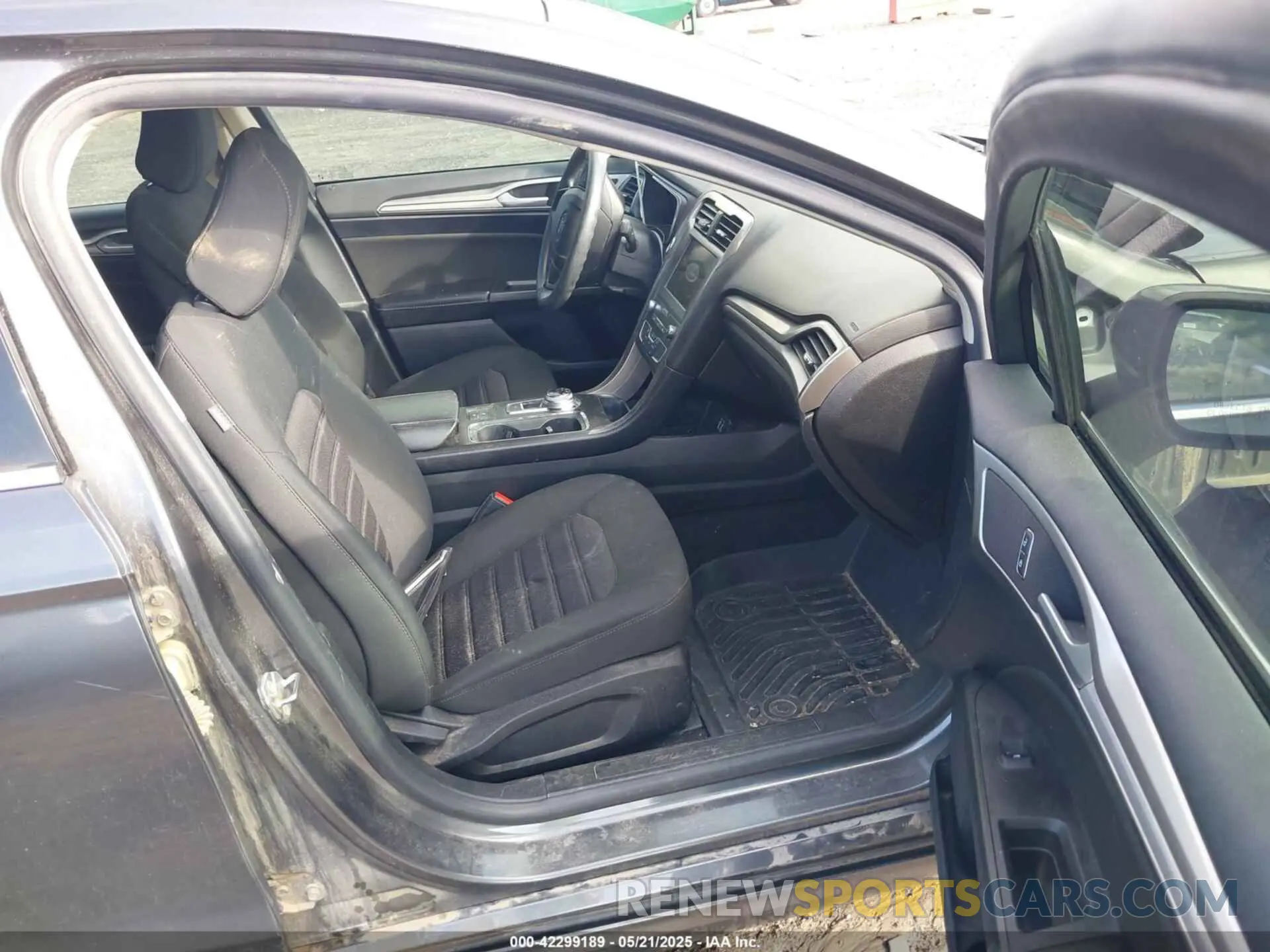 5 Photograph of a damaged car 3FA6P0HD0LR247946 FORD FUSION 2020