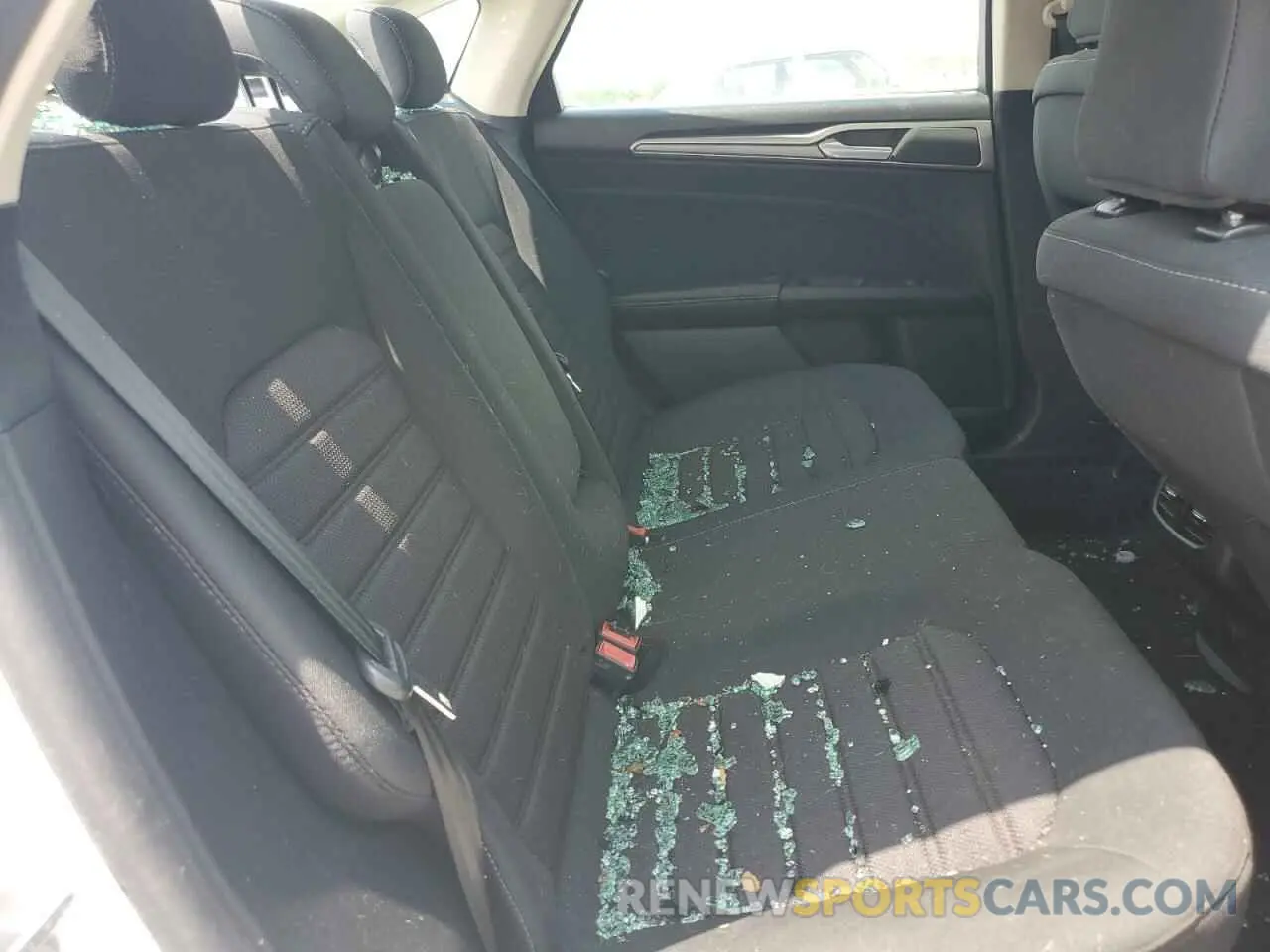10 Photograph of a damaged car 3FA6P0HD1LR255635 FORD FUSION 2020