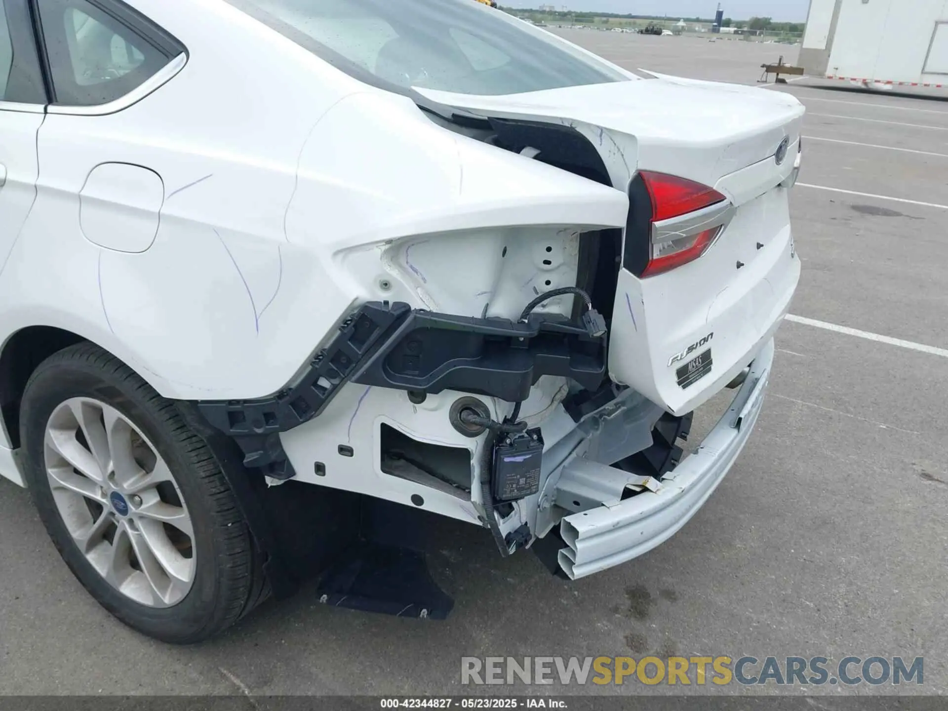 19 Photograph of a damaged car 3FA6P0HD2LR136072 FORD FUSION 2020