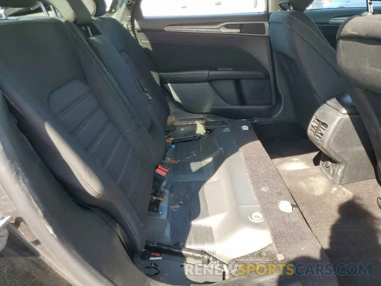 10 Photograph of a damaged car 3FA6P0HD3LR250811 FORD FUSION 2020