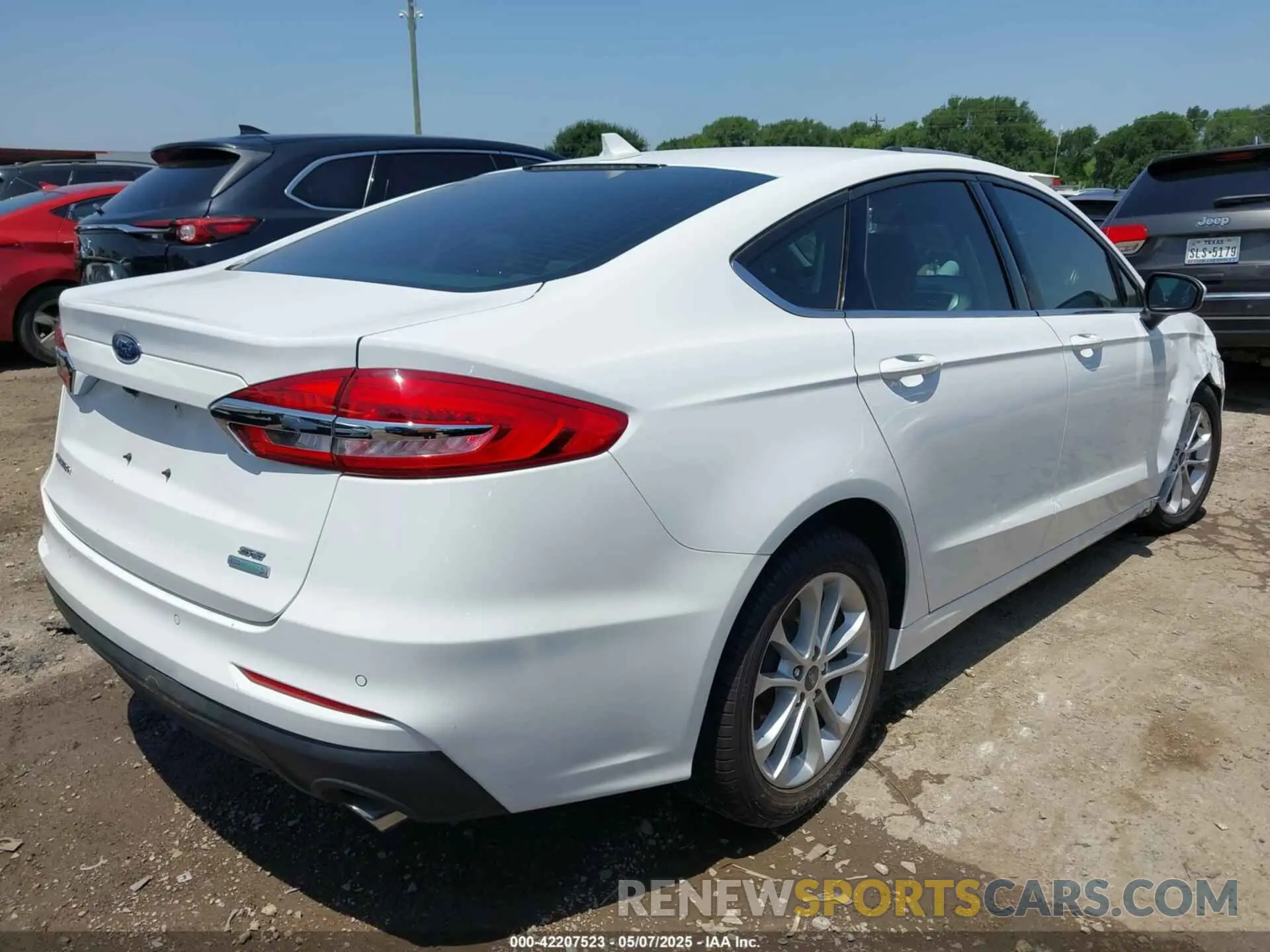 4 Photograph of a damaged car 3FA6P0HD4LR232009 FORD FUSION 2020