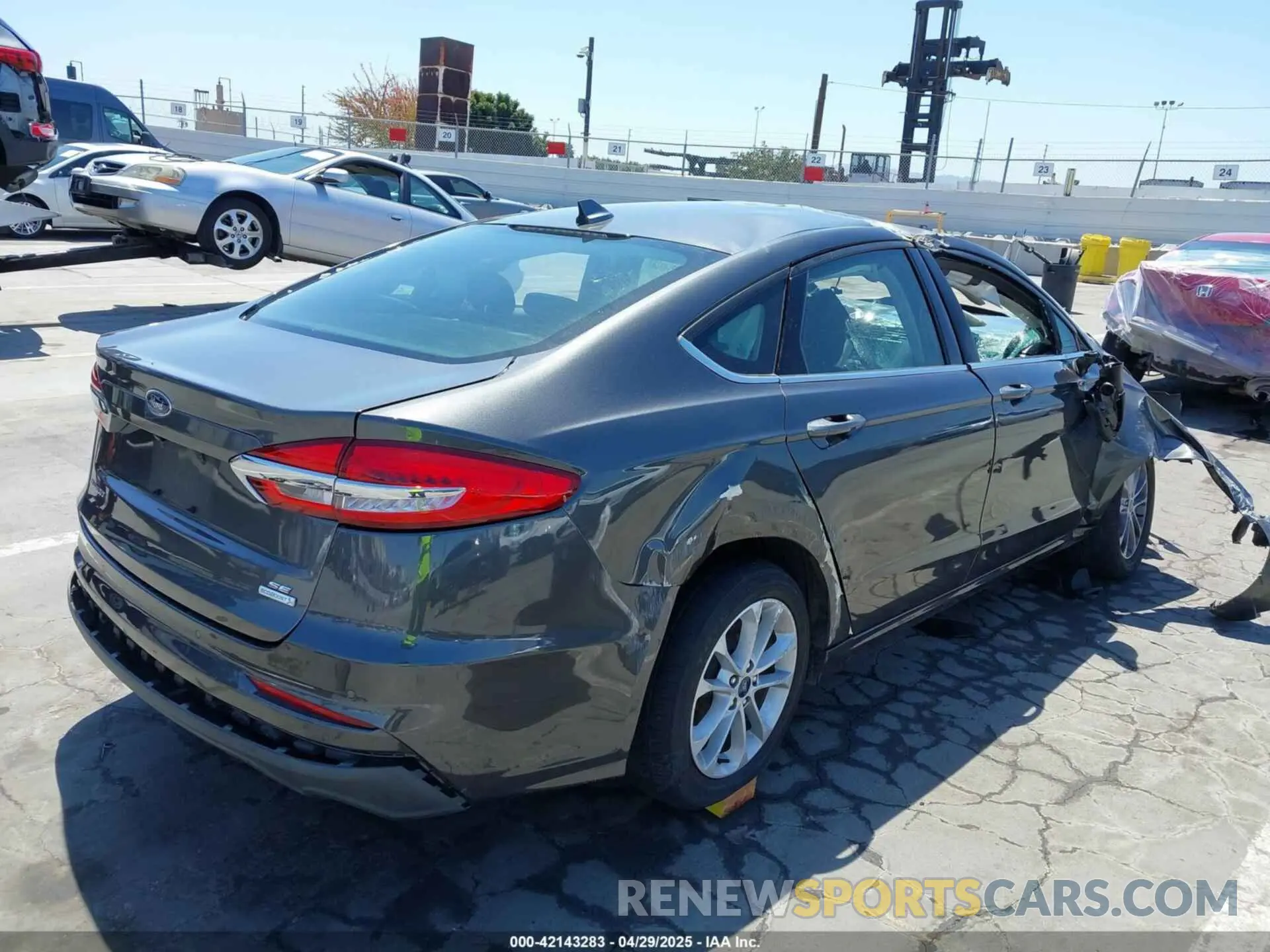 4 Photograph of a damaged car 3FA6P0HD5LR128564 FORD FUSION 2020