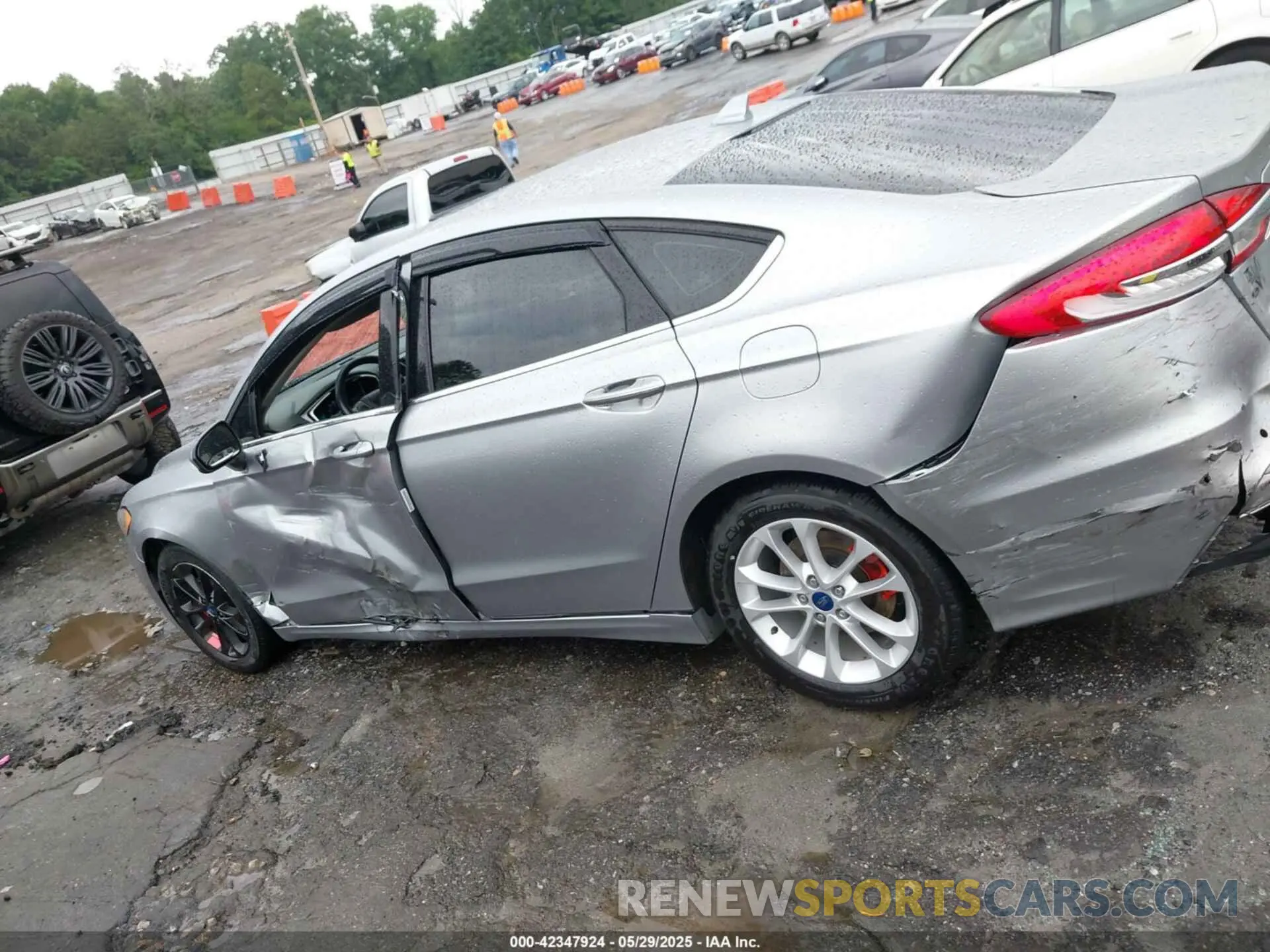 14 Photograph of a damaged car 3FA6P0HD5LR150418 FORD FUSION 2020