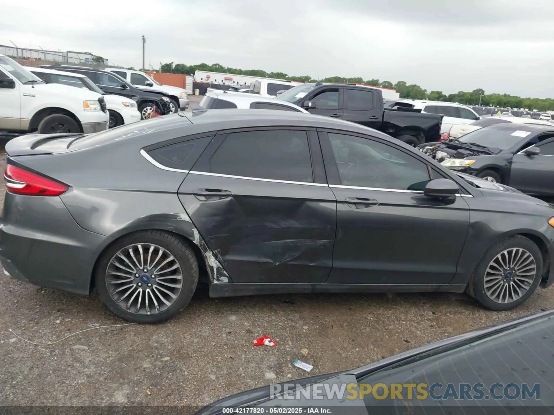 13 Photograph of a damaged car 3FA6P0HD5LR198744 FORD FUSION 2020