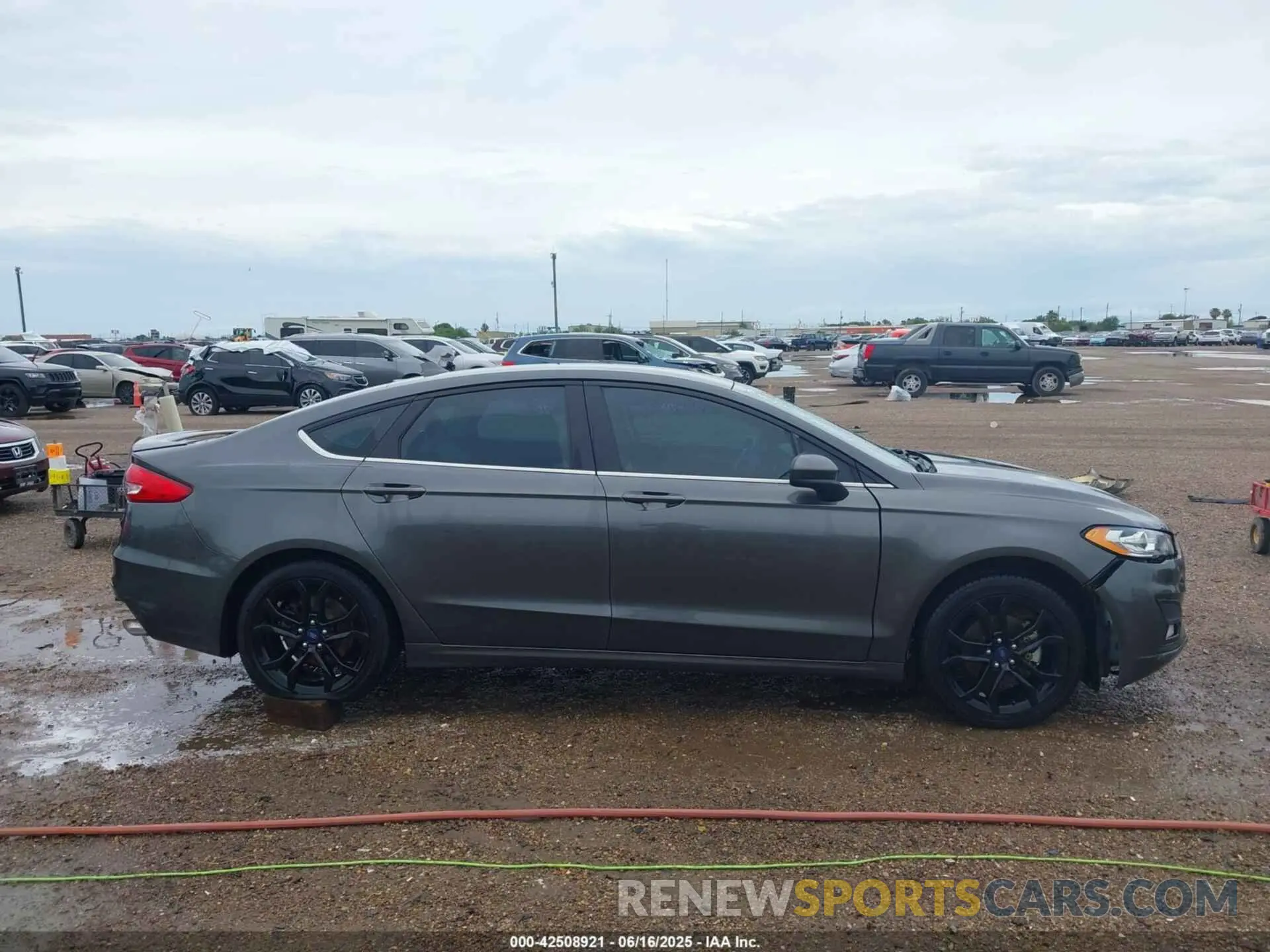 14 Photograph of a damaged car 3FA6P0HD5LR198811 FORD FUSION 2020