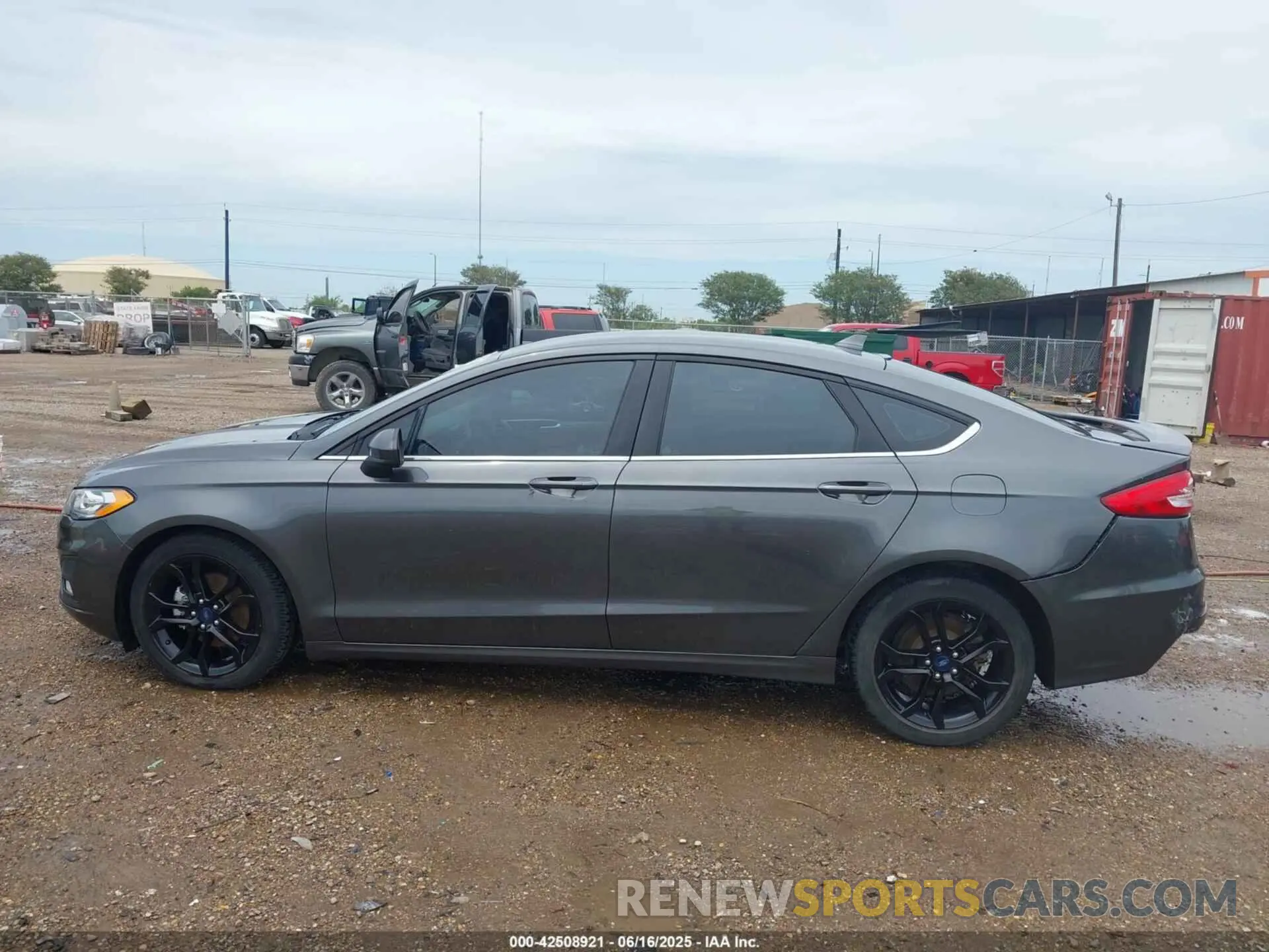 15 Photograph of a damaged car 3FA6P0HD5LR198811 FORD FUSION 2020