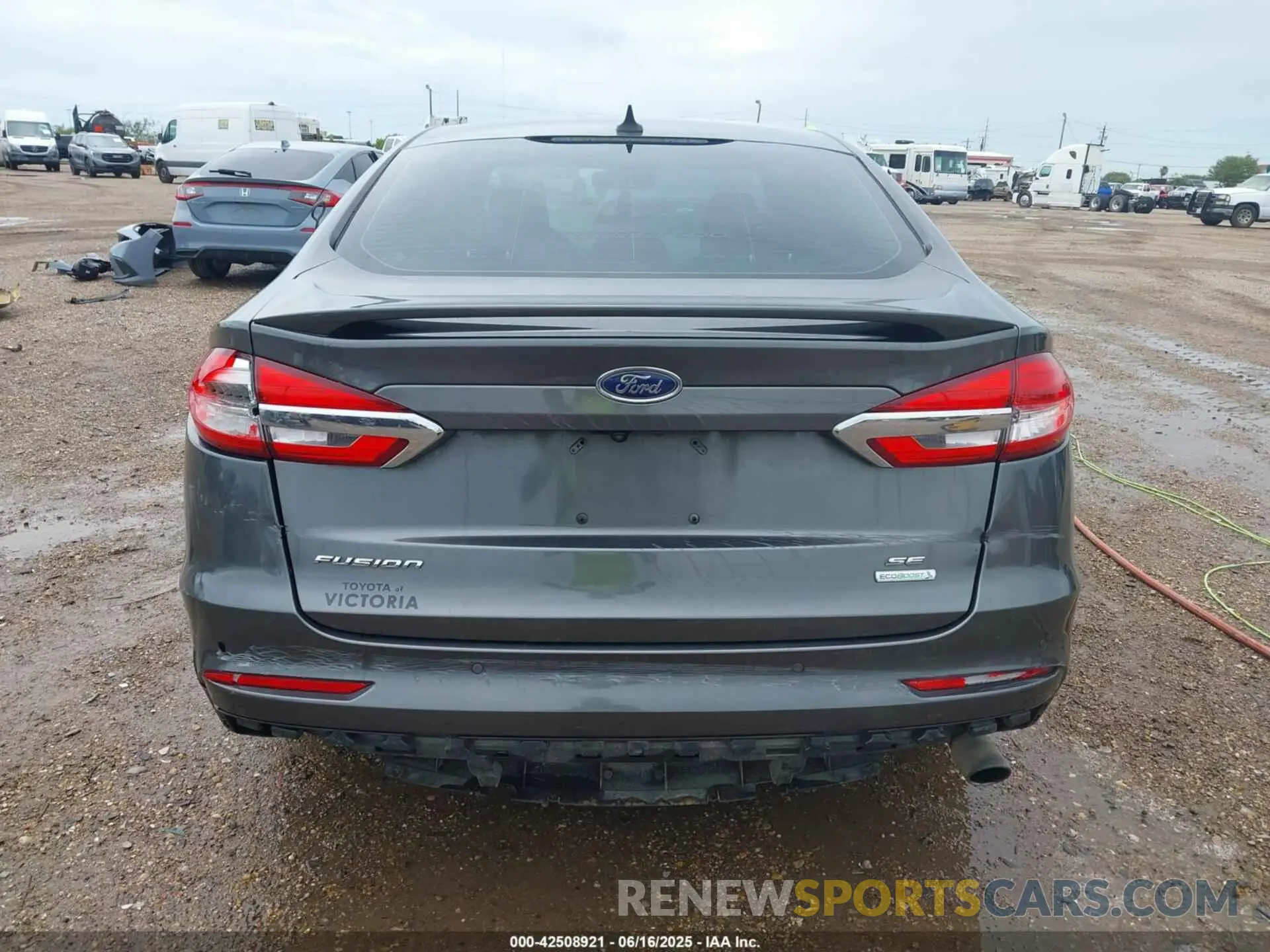 17 Photograph of a damaged car 3FA6P0HD5LR198811 FORD FUSION 2020