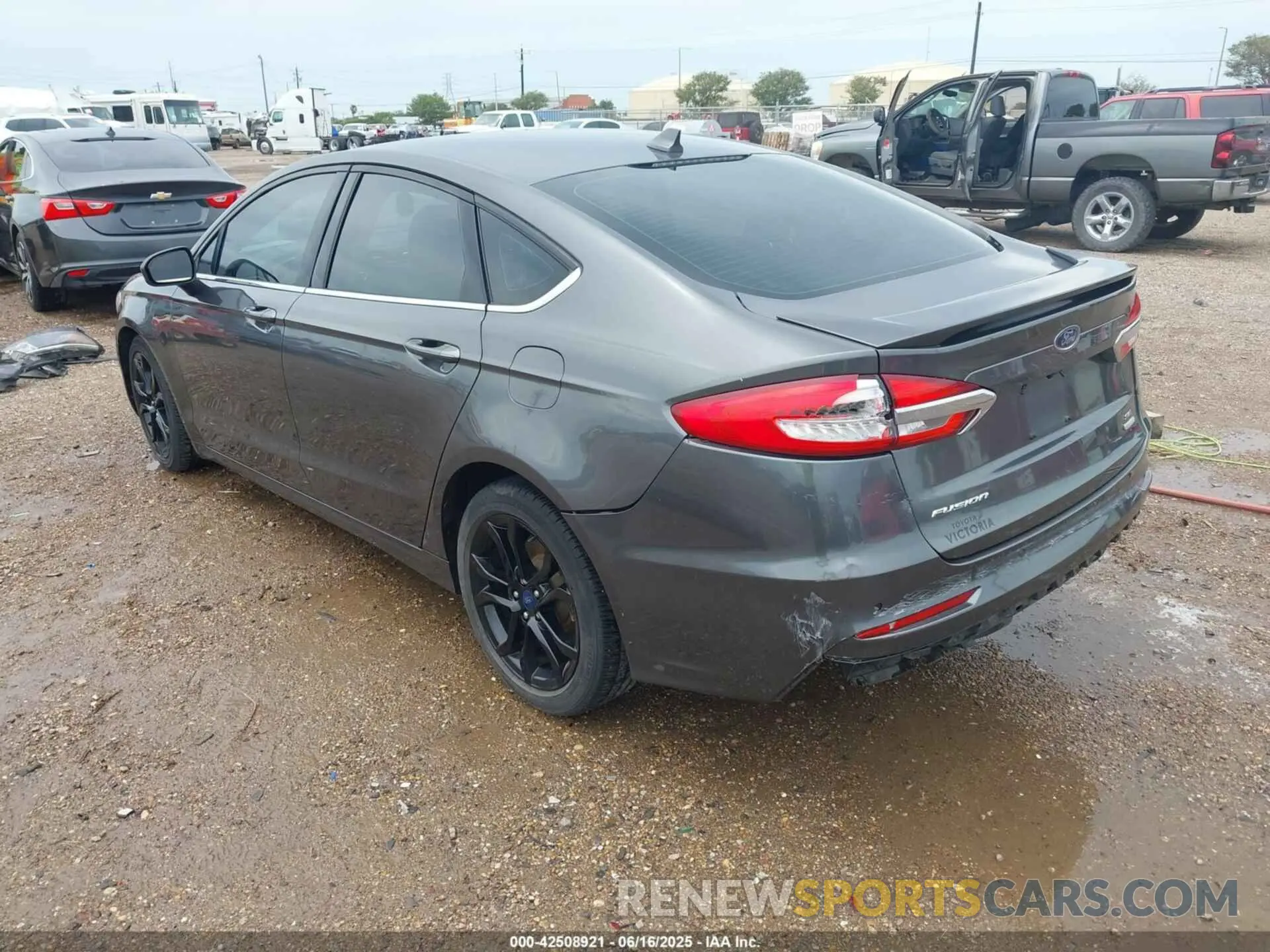 3 Photograph of a damaged car 3FA6P0HD5LR198811 FORD FUSION 2020