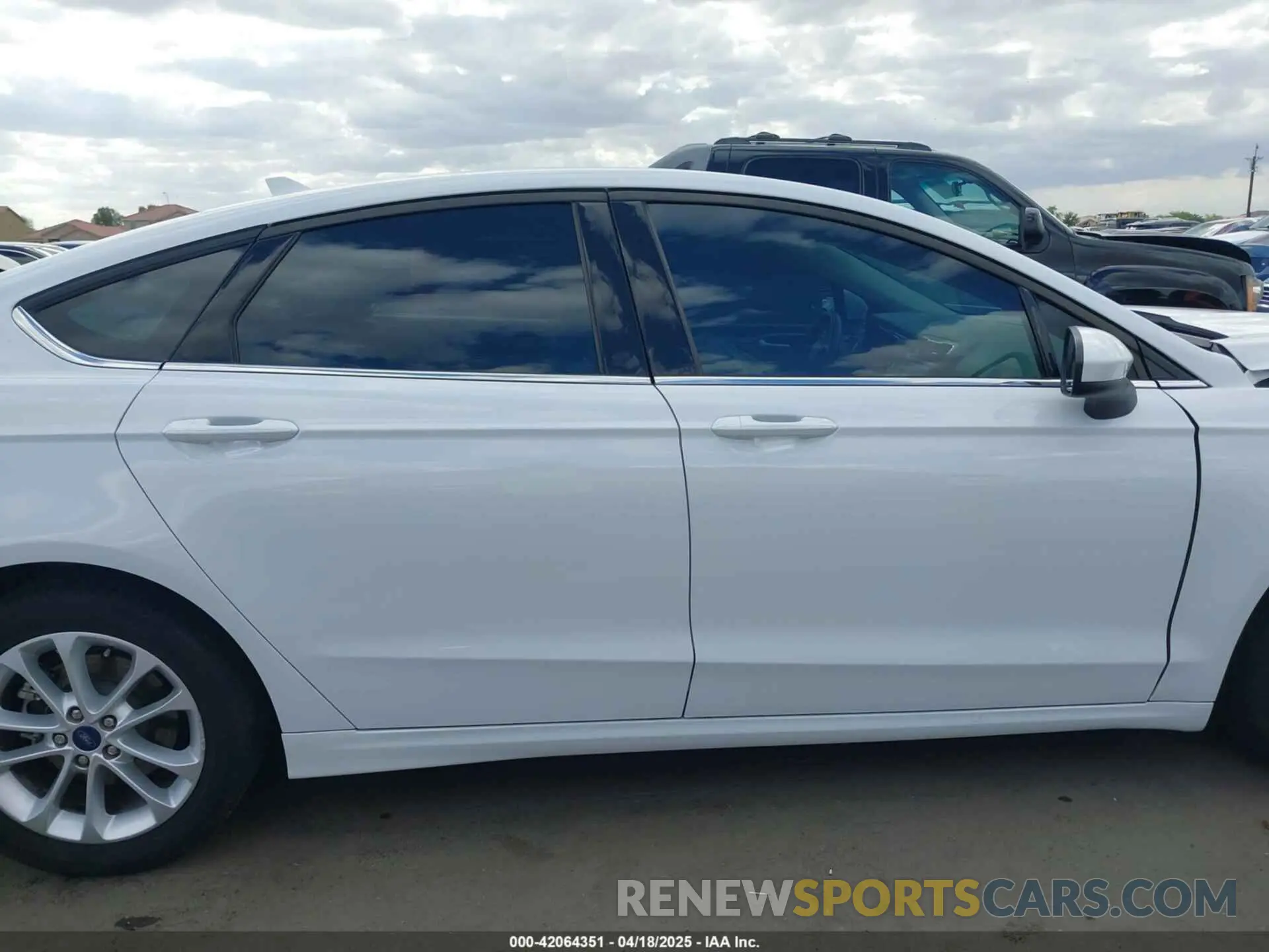 13 Photograph of a damaged car 3FA6P0HD6LR252987 FORD FUSION 2020