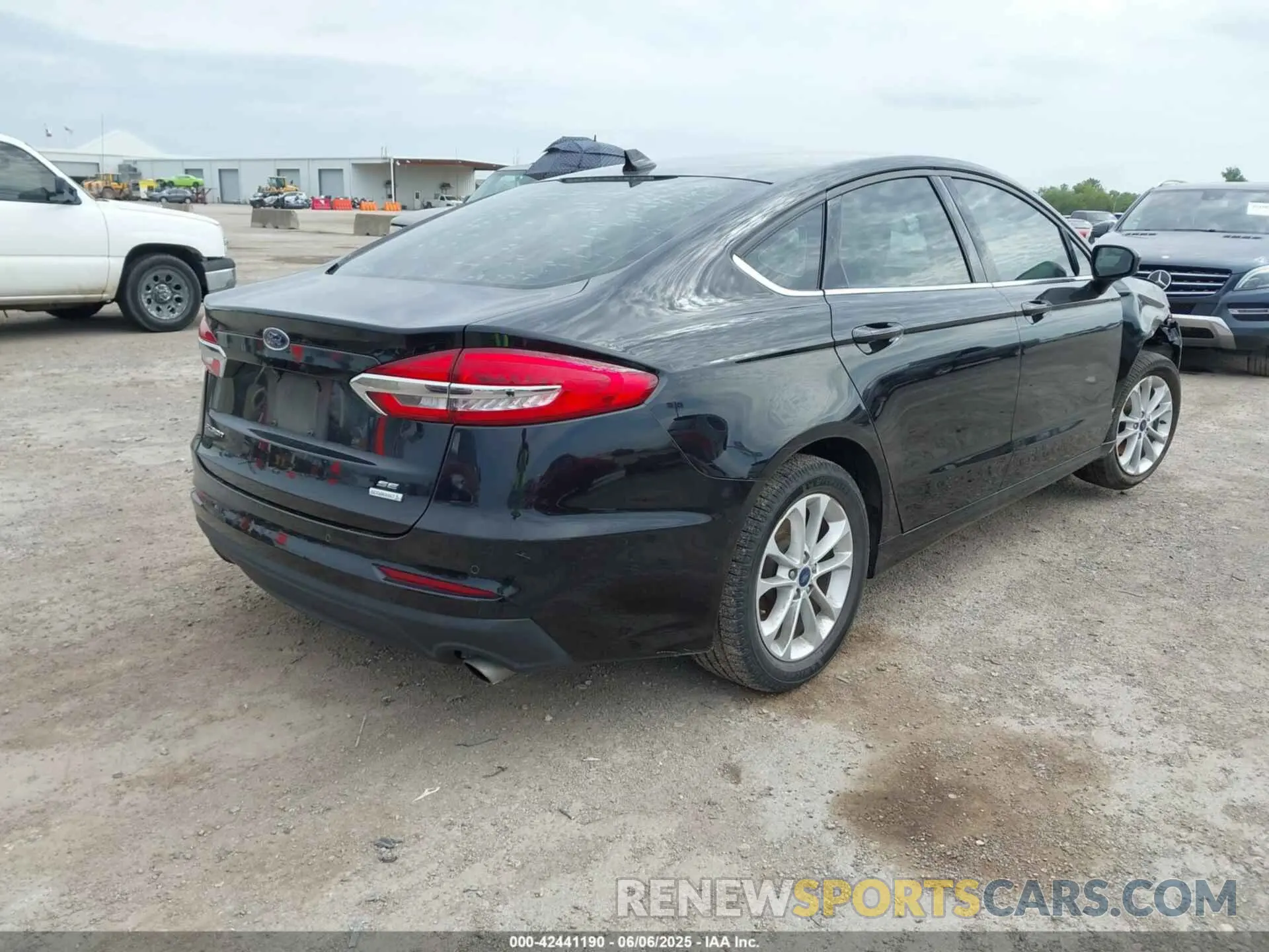 4 Photograph of a damaged car 3FA6P0HD6LR260717 FORD FUSION 2020