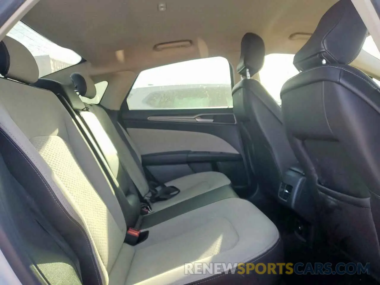 10 Photograph of a damaged car 3FA6P0HD7LR110969 FORD FUSION 2020