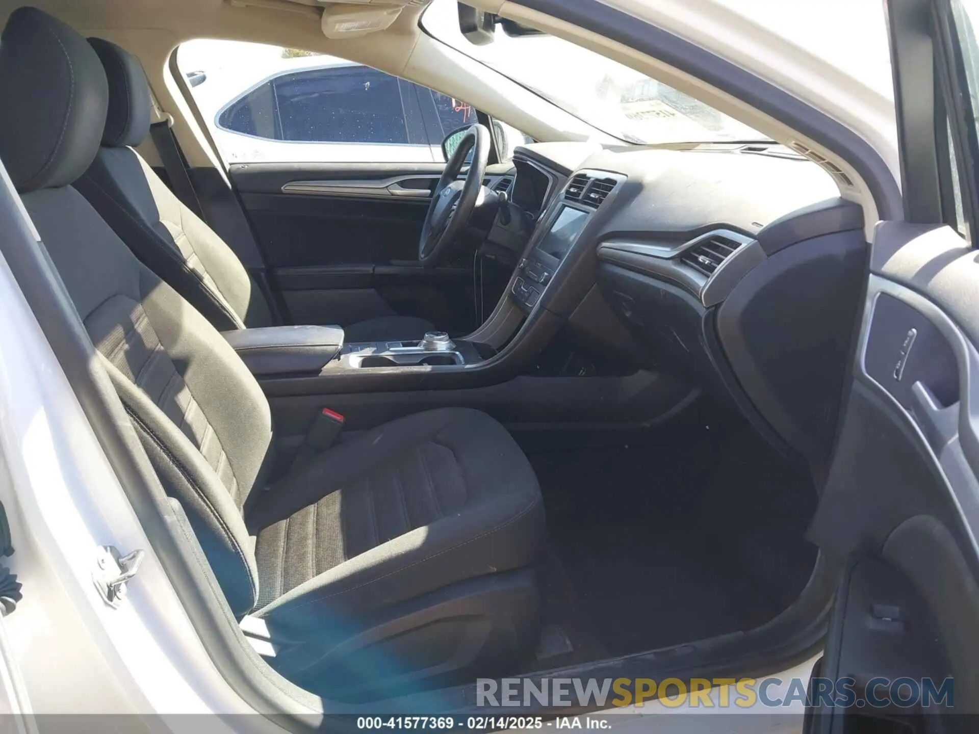 5 Photograph of a damaged car 3FA6P0HD8LR223944 FORD FUSION 2020
