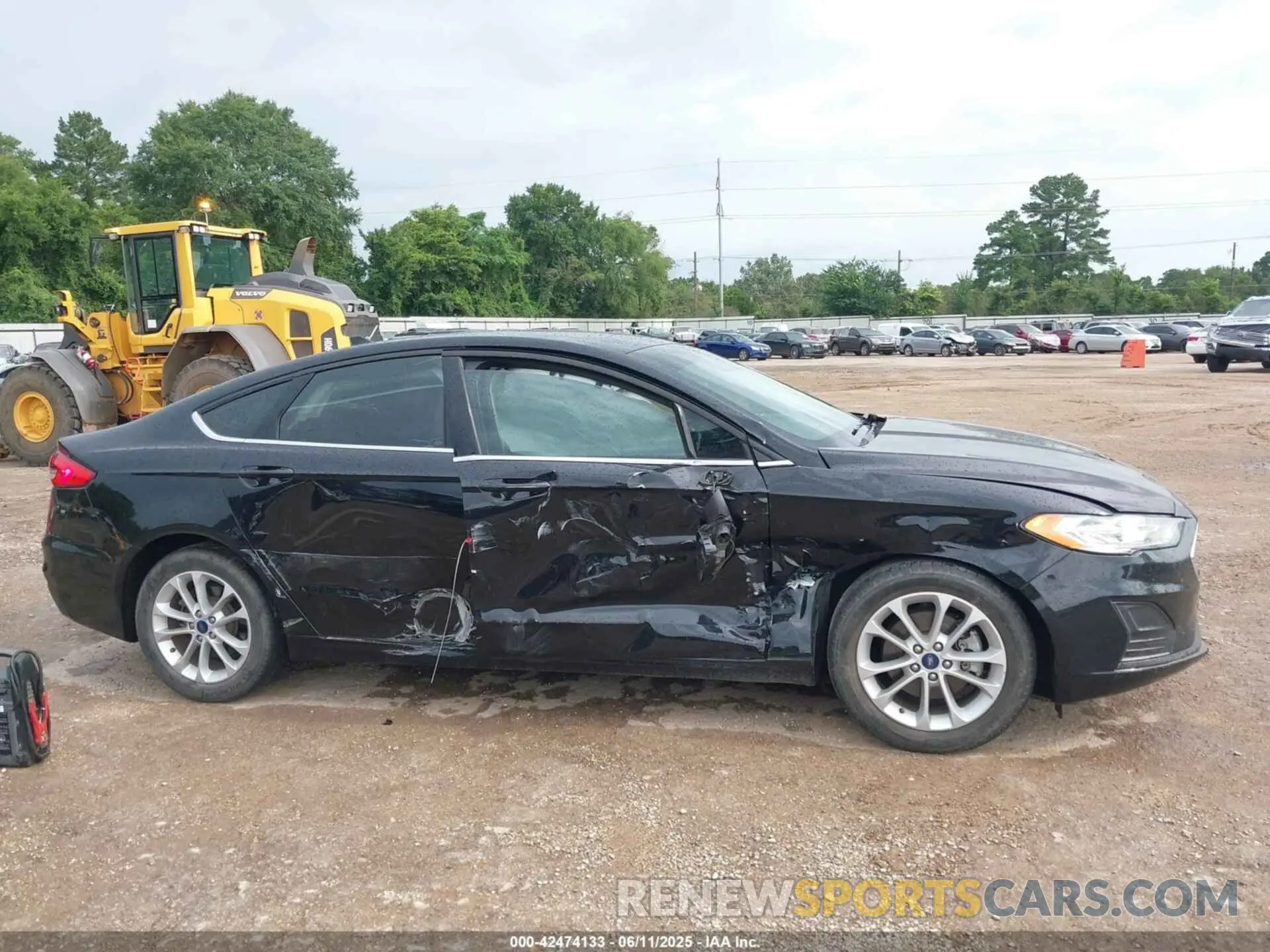 13 Photograph of a damaged car 3FA6P0HD8LR225659 FORD FUSION 2020