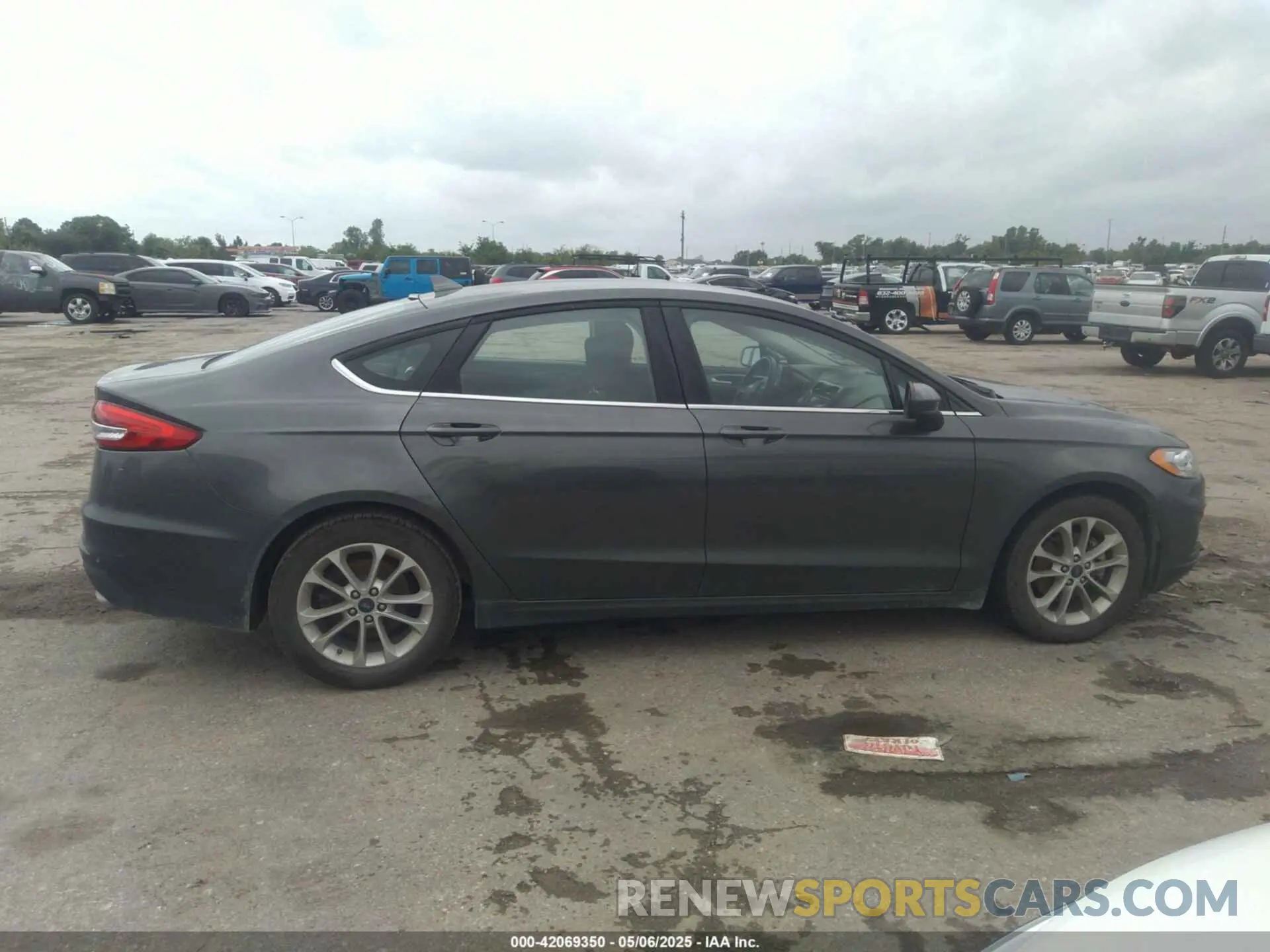 13 Photograph of a damaged car 3FA6P0HD8LR230263 FORD FUSION 2020