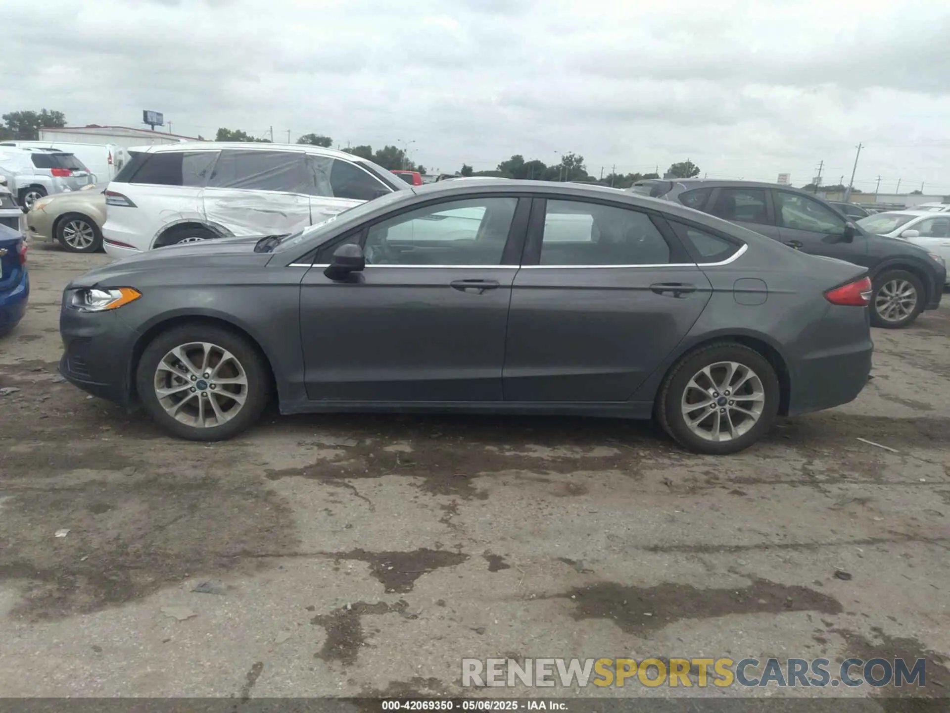 14 Photograph of a damaged car 3FA6P0HD8LR230263 FORD FUSION 2020