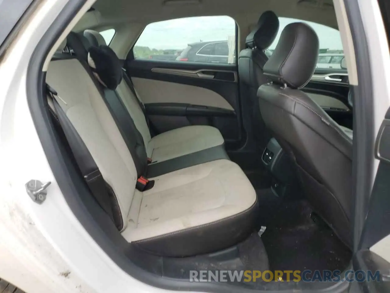 10 Photograph of a damaged car 3FA6P0HD8LR259391 FORD FUSION 2020