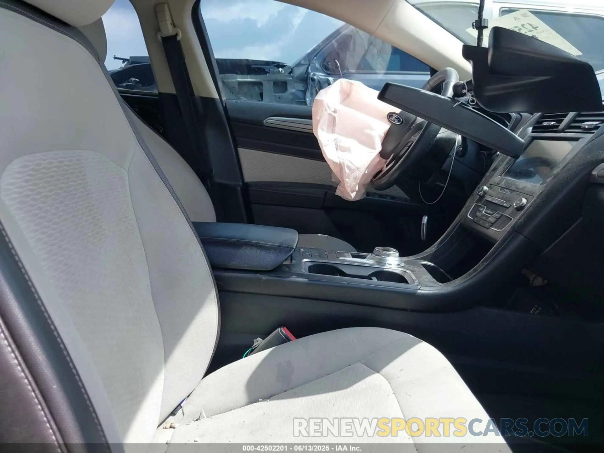 5 Photograph of a damaged car 3FA6P0HD9LR111430 FORD FUSION 2020