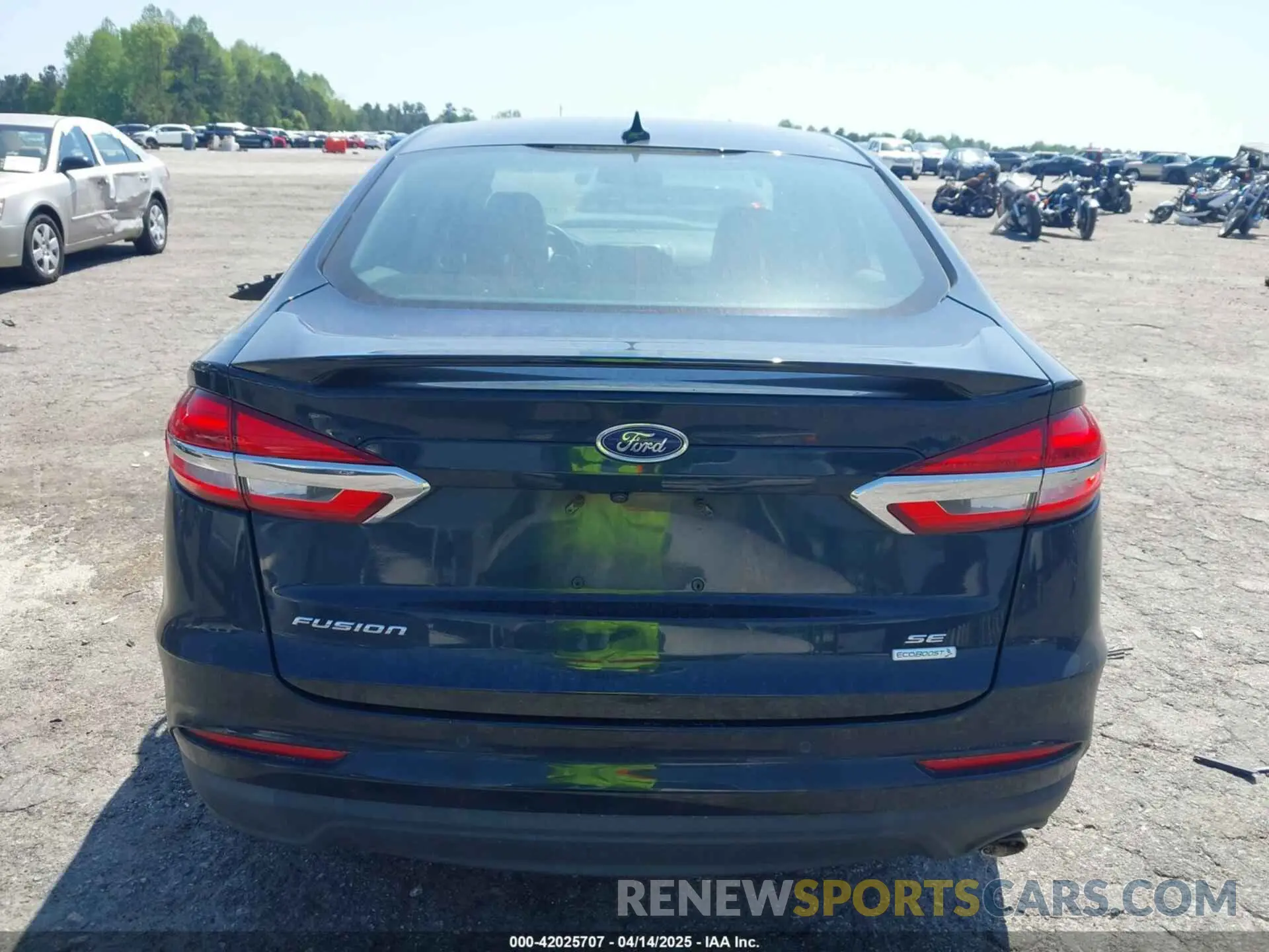 17 Photograph of a damaged car 3FA6P0HD9LR219918 FORD FUSION 2020