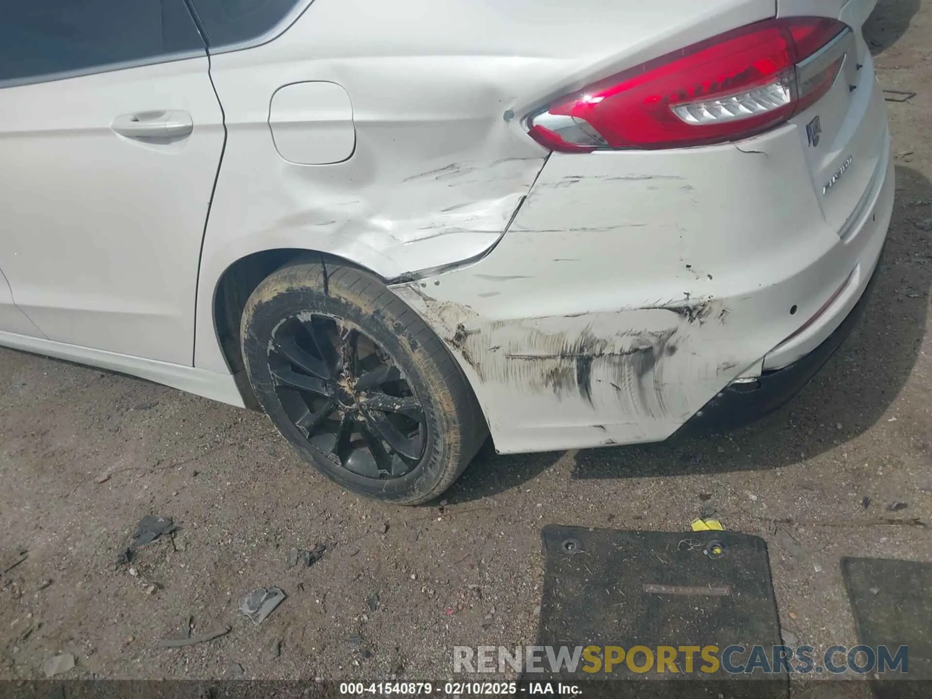 19 Photograph of a damaged car 3FA6P0HDXLR168316 FORD FUSION 2020