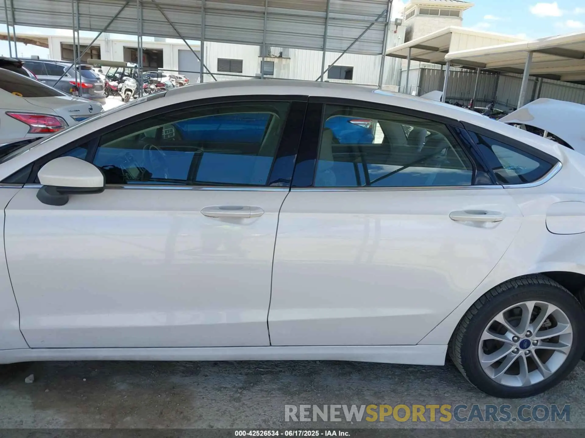 15 Photograph of a damaged car 3FA6P0LU0LR135560 FORD FUSION 2020