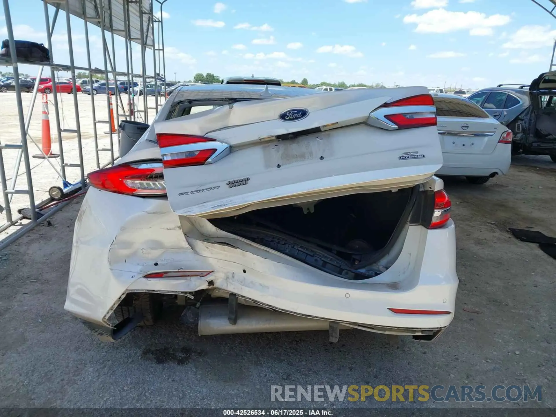 17 Photograph of a damaged car 3FA6P0LU0LR135560 FORD FUSION 2020