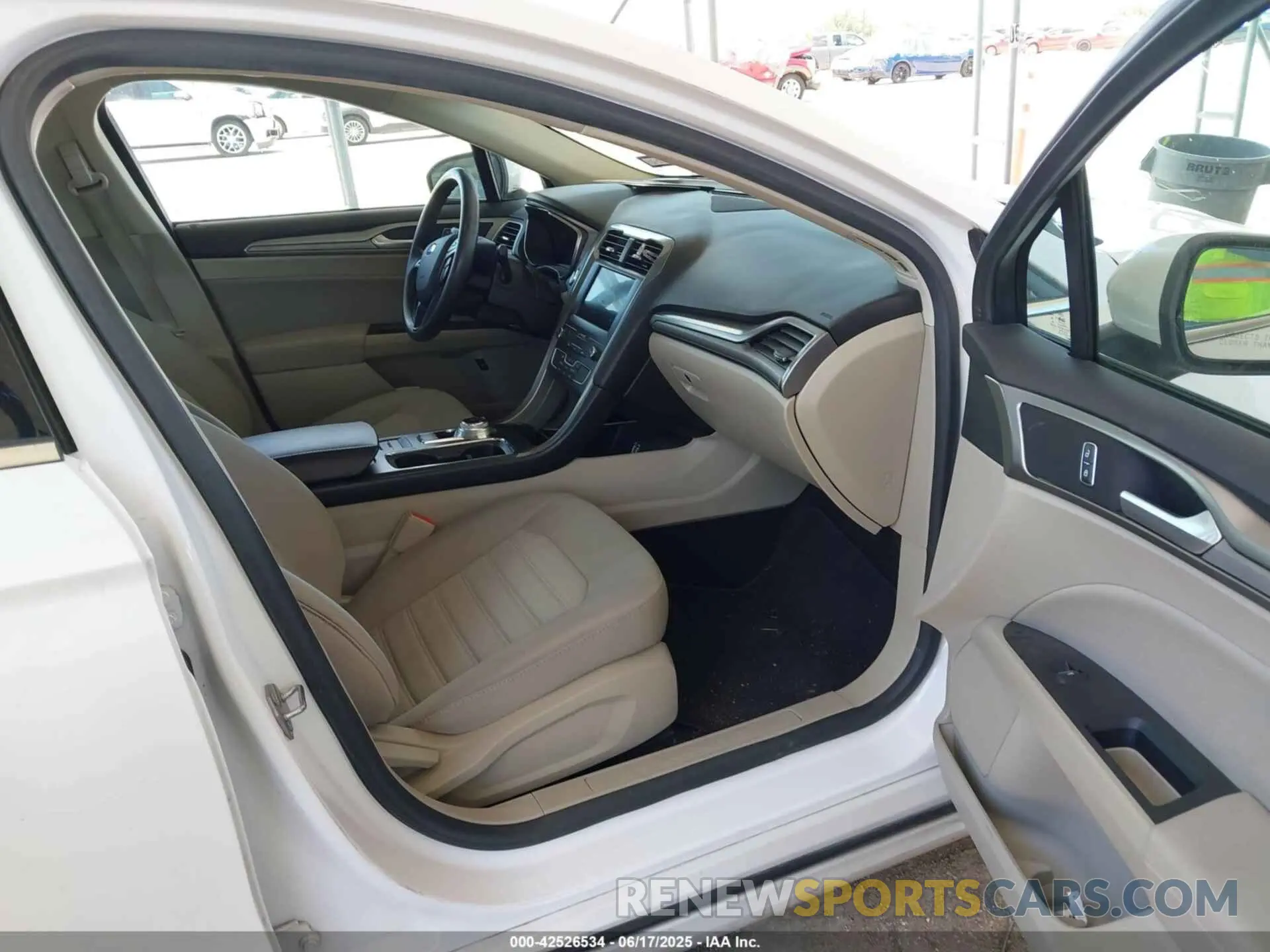 5 Photograph of a damaged car 3FA6P0LU0LR135560 FORD FUSION 2020