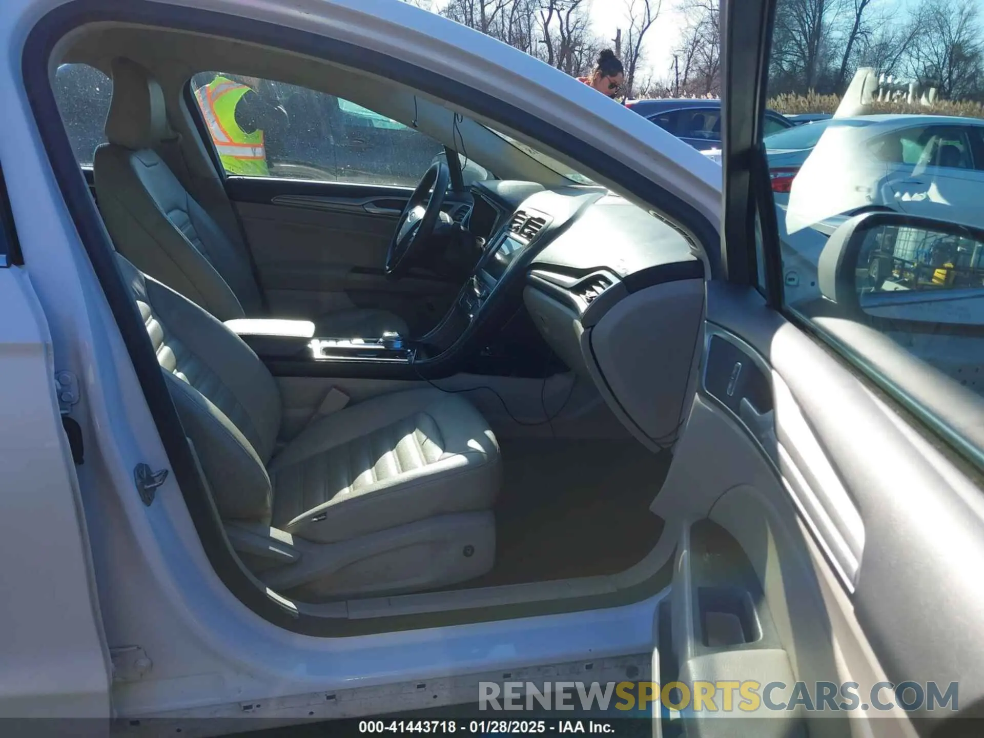 5 Photograph of a damaged car 3FA6P0LU1LR245307 FORD FUSION 2020