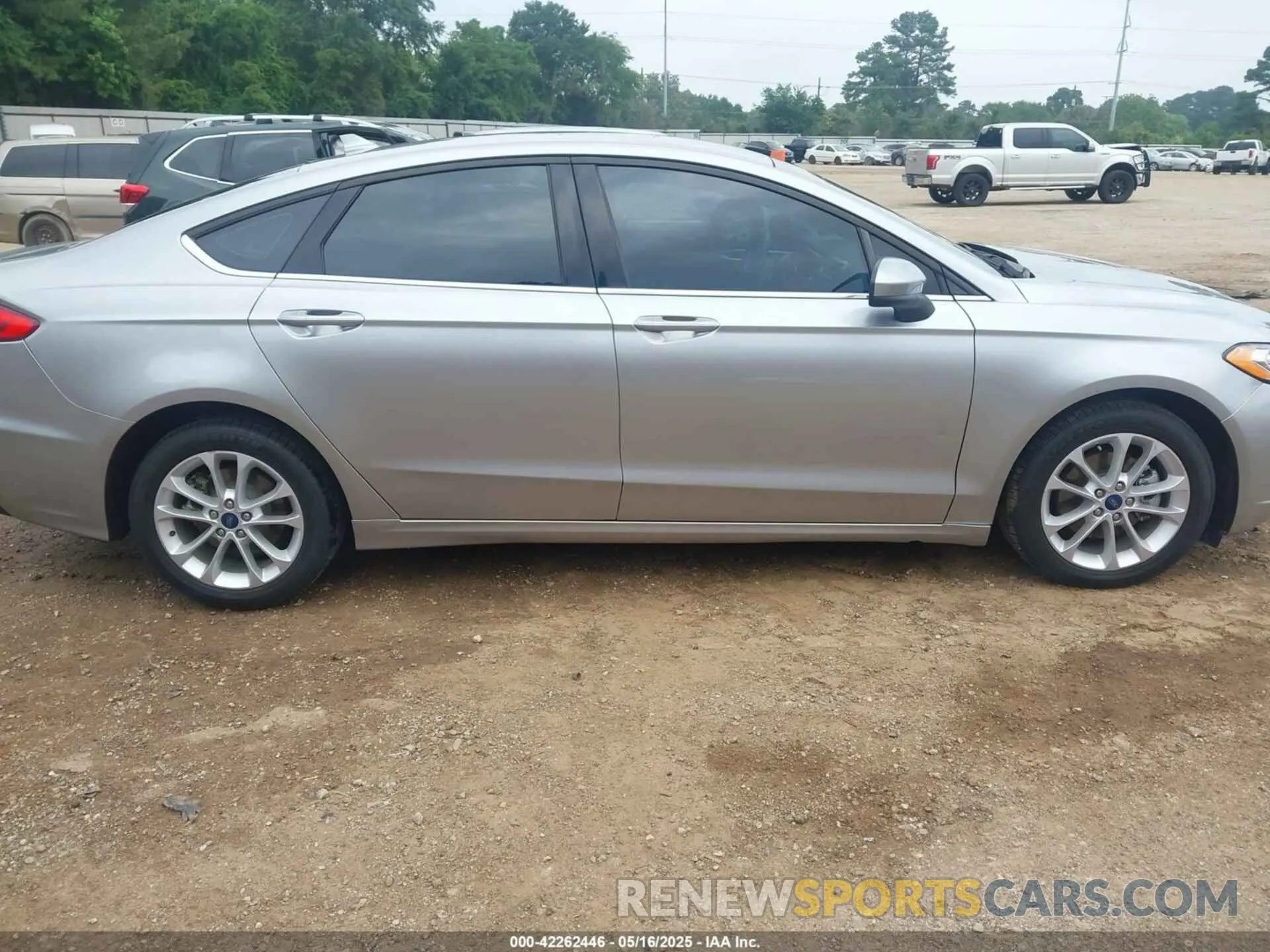 13 Photograph of a damaged car 3FA6P0LU4LR148070 FORD FUSION 2020
