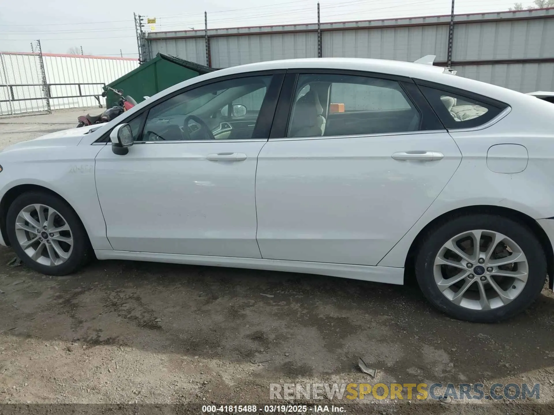 15 Photograph of a damaged car 3FA6P0LU7LR201375 FORD FUSION 2020