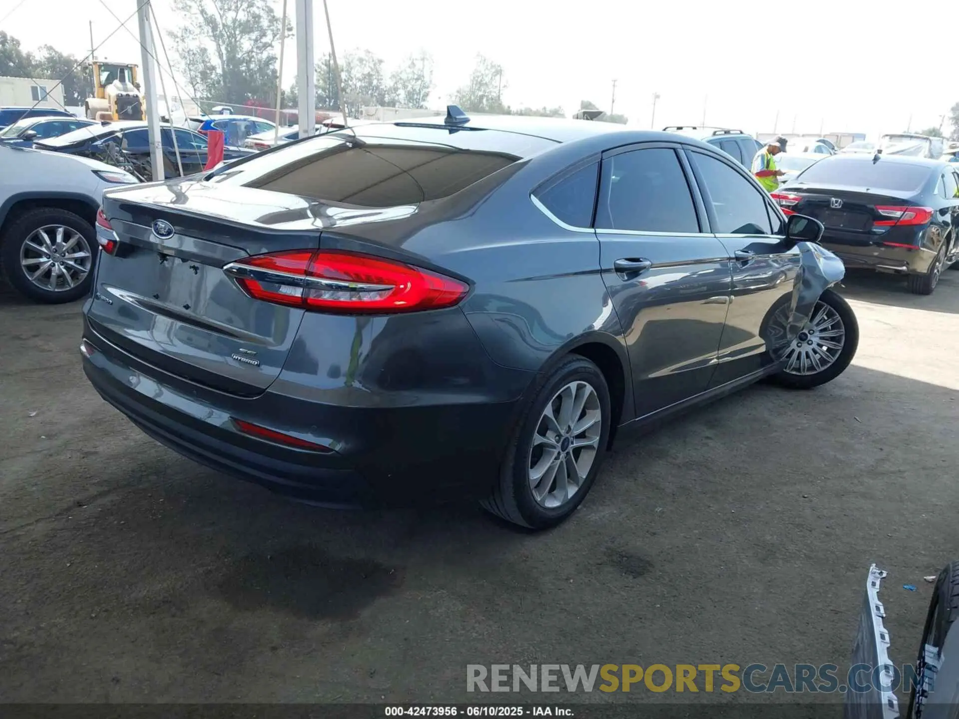 4 Photograph of a damaged car 3FA6P0LU9LR172008 FORD FUSION 2020