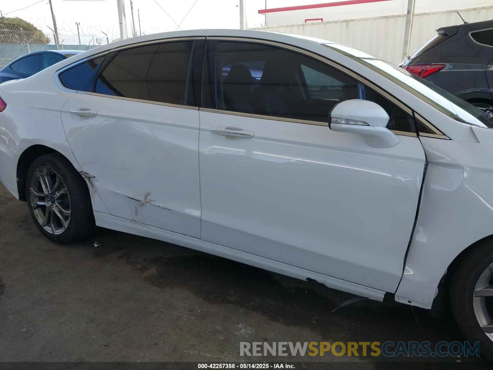17 Photograph of a damaged car 3FA6P0RU9LR170993 FORD FUSION 2020