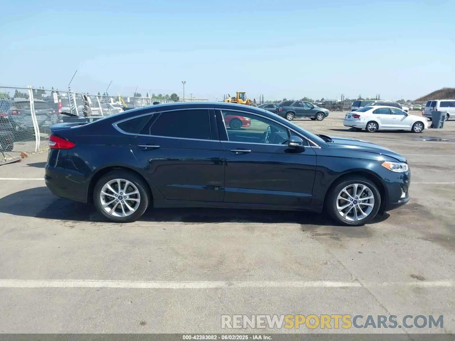 13 Photograph of a damaged car 3FA6P0SU7LR114156 FORD FUSION 2020