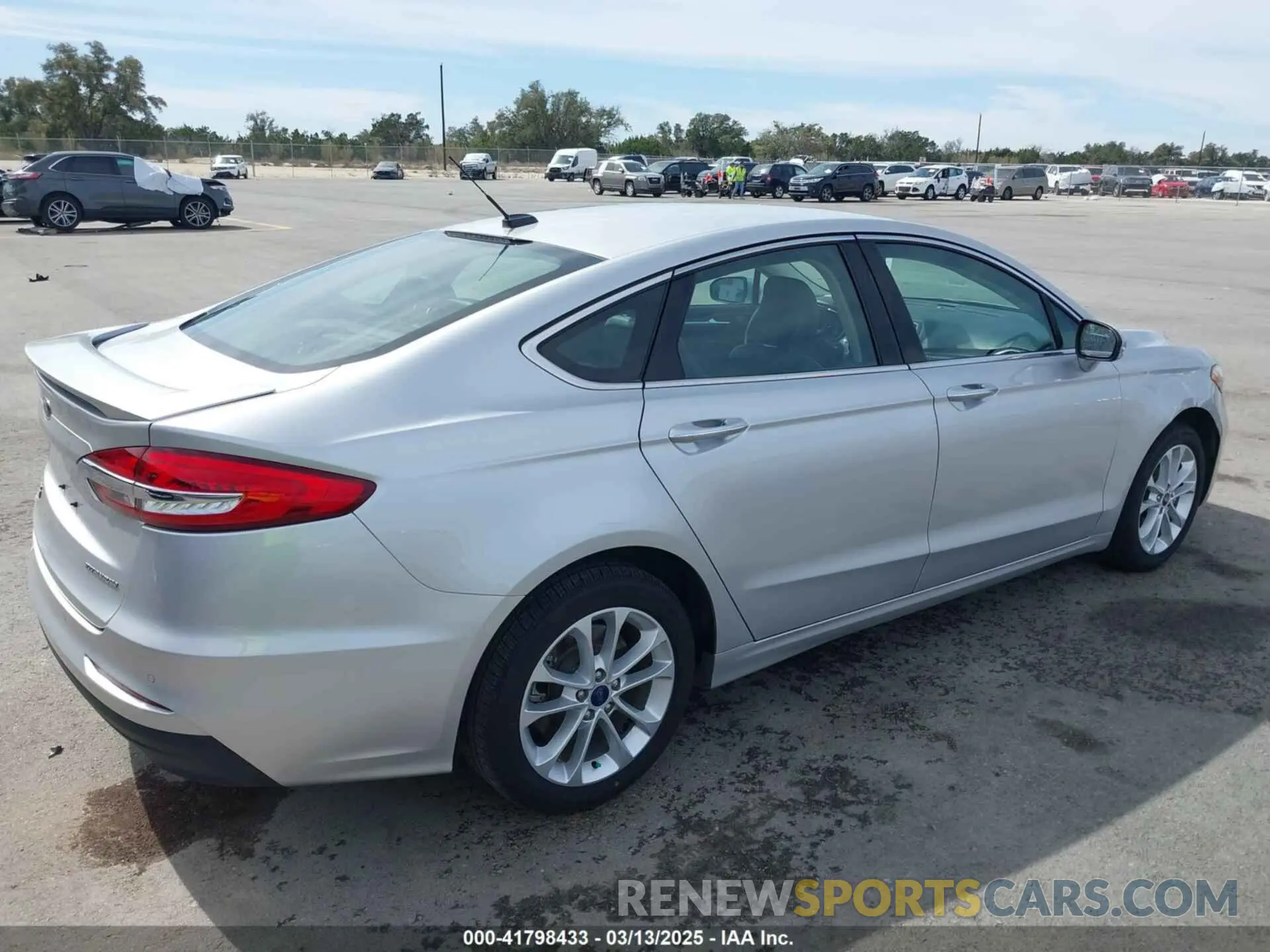 4 Photograph of a damaged car 3FA6P0SU5KR228638 FORD FUSION ENERGI 2019