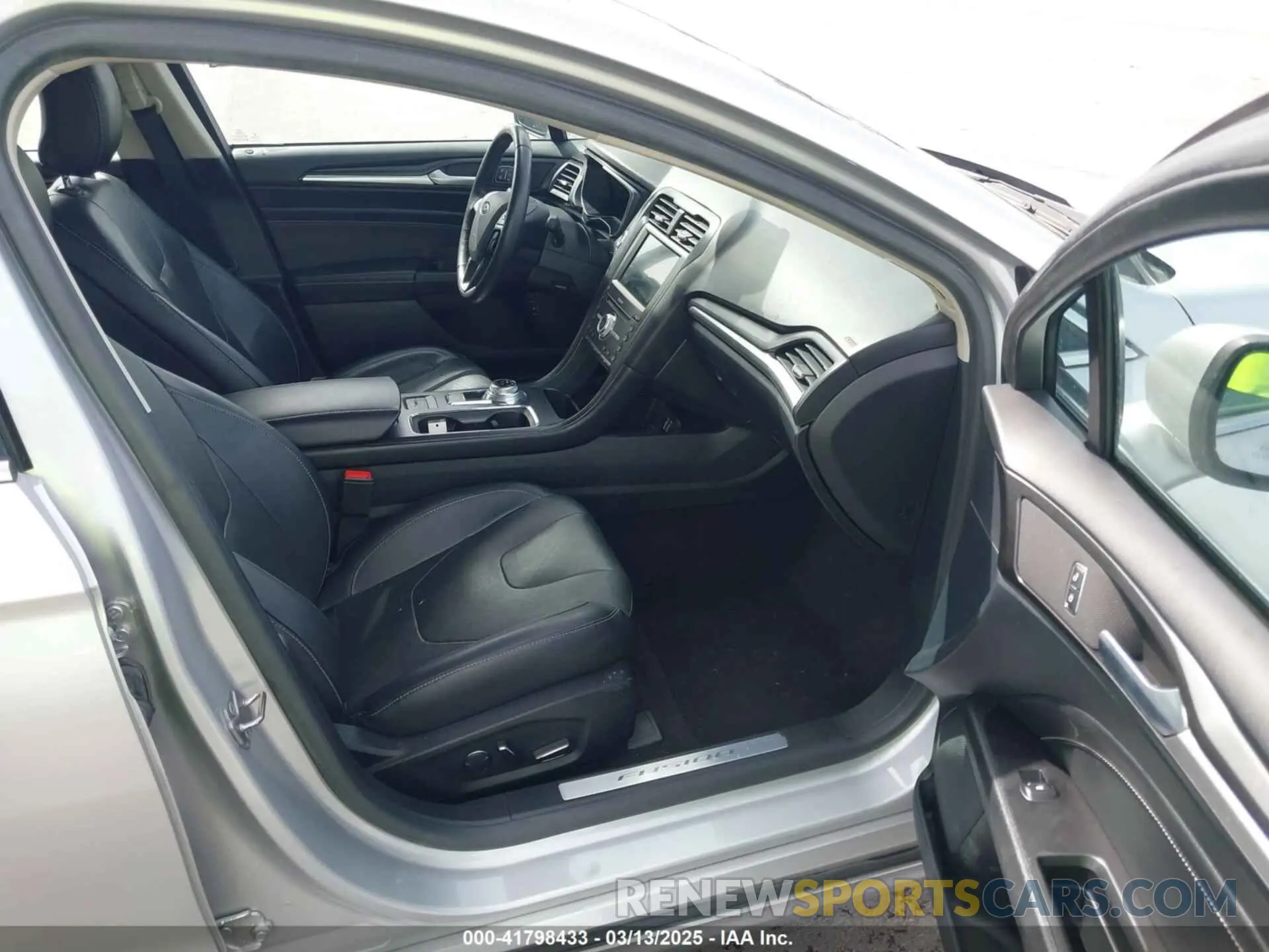 5 Photograph of a damaged car 3FA6P0SU5KR228638 FORD FUSION ENERGI 2019